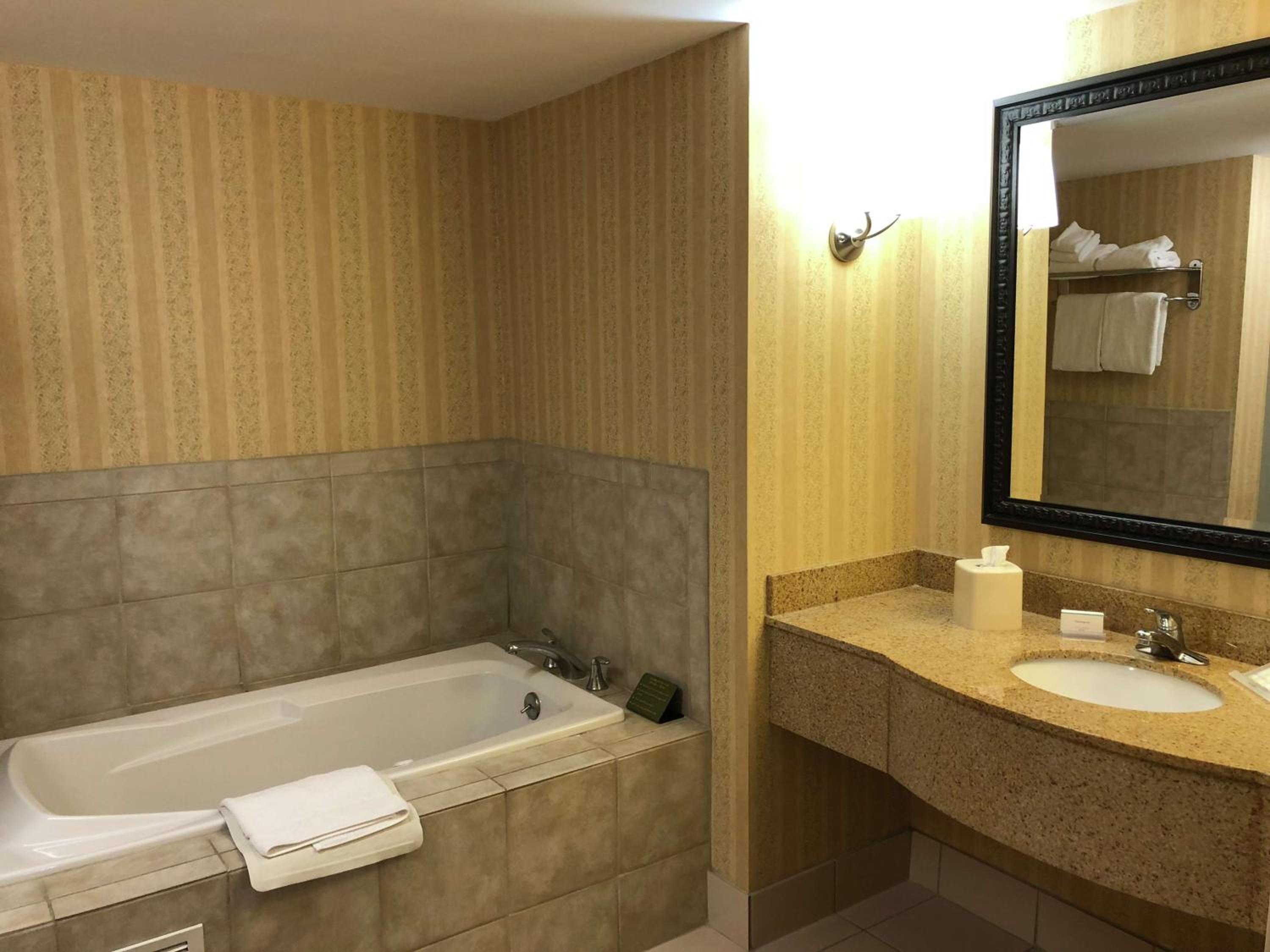 Queen Room With Two Queen Beds - Photo 5