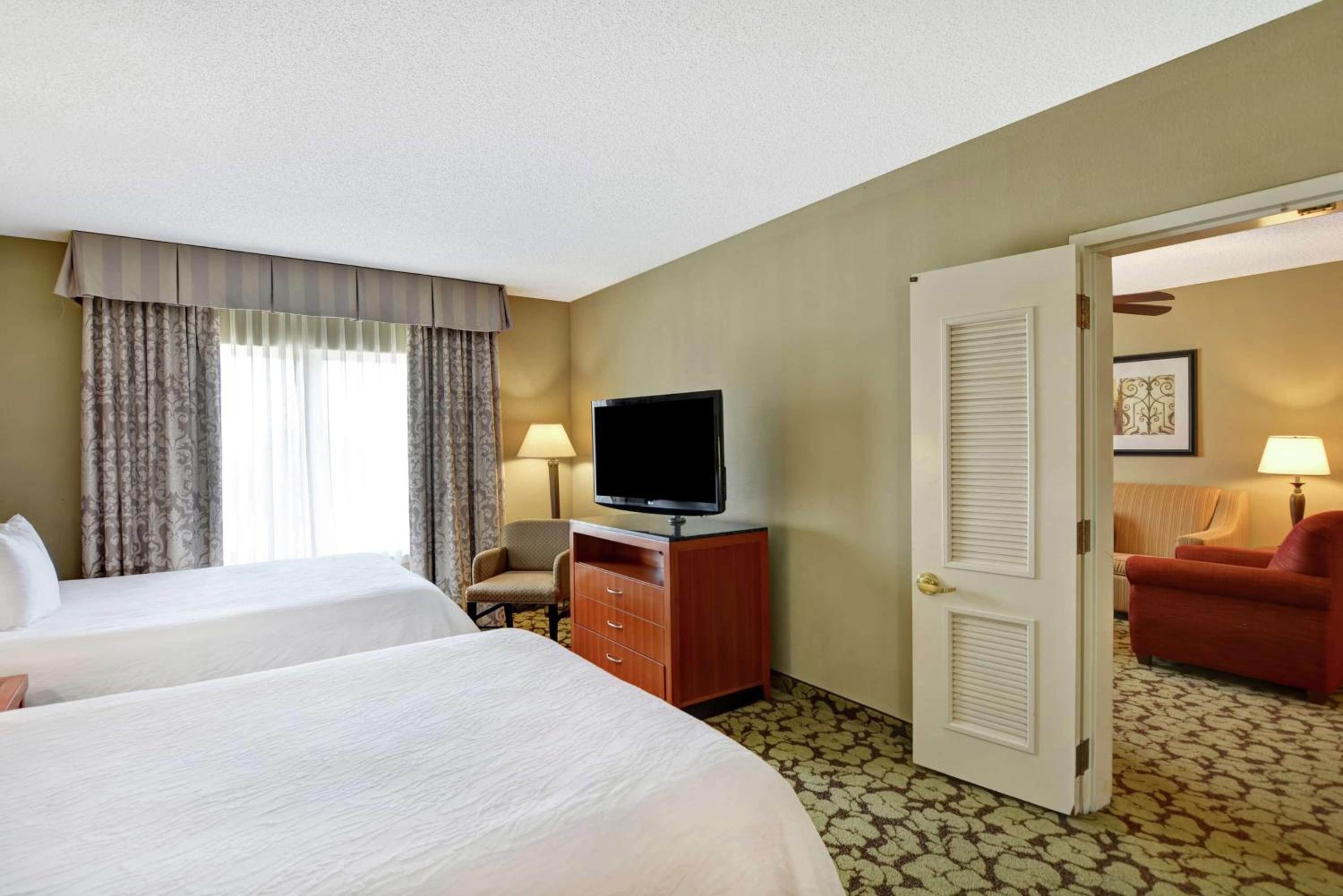Queen Room With Two Queen Beds - Photo 1