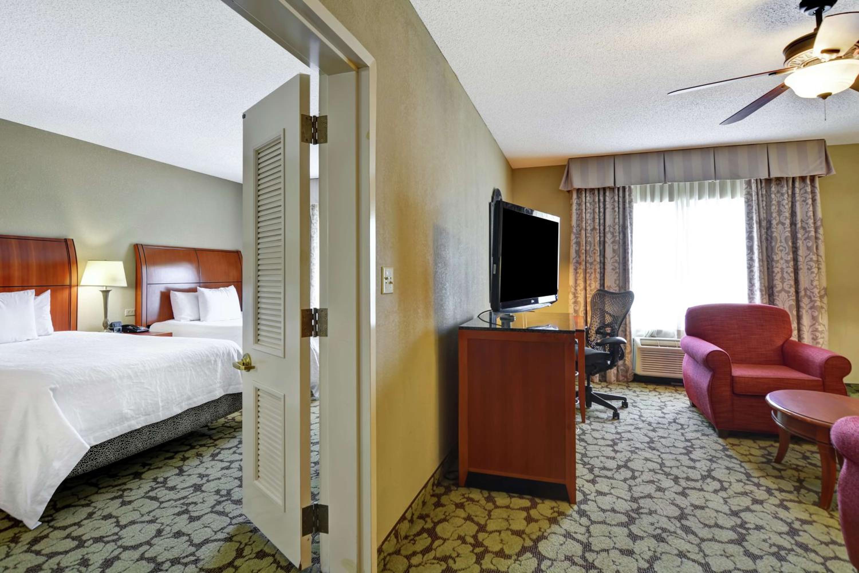 Queen Room With Two Queen Beds - Photo 3