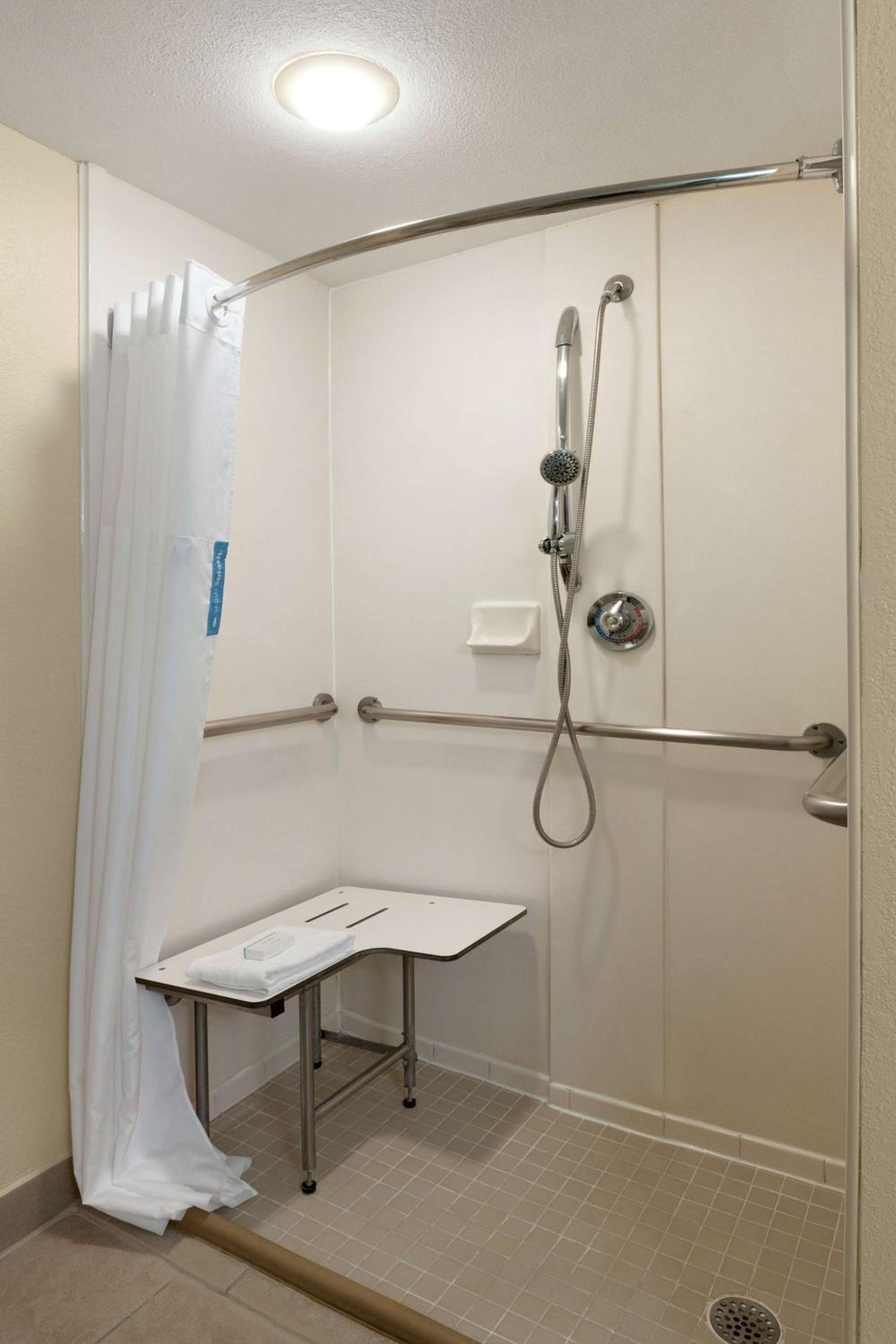 Queen Room with Two Queen Beds and Roll-In Shower - Mobility and Hearing Access/Non-Smoking photo 3