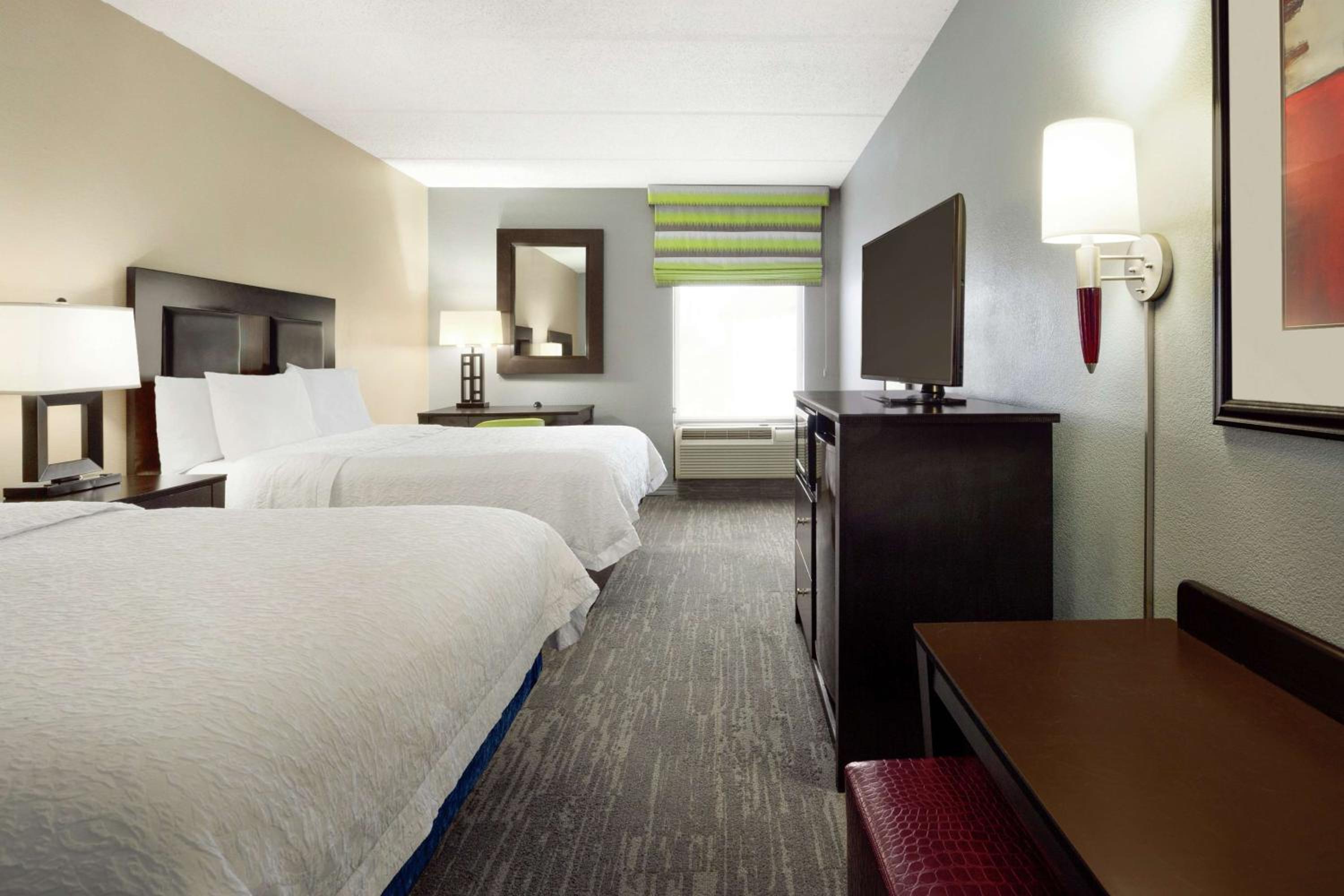 Room with Two Queen Beds - Non-Smoking - Photo 3