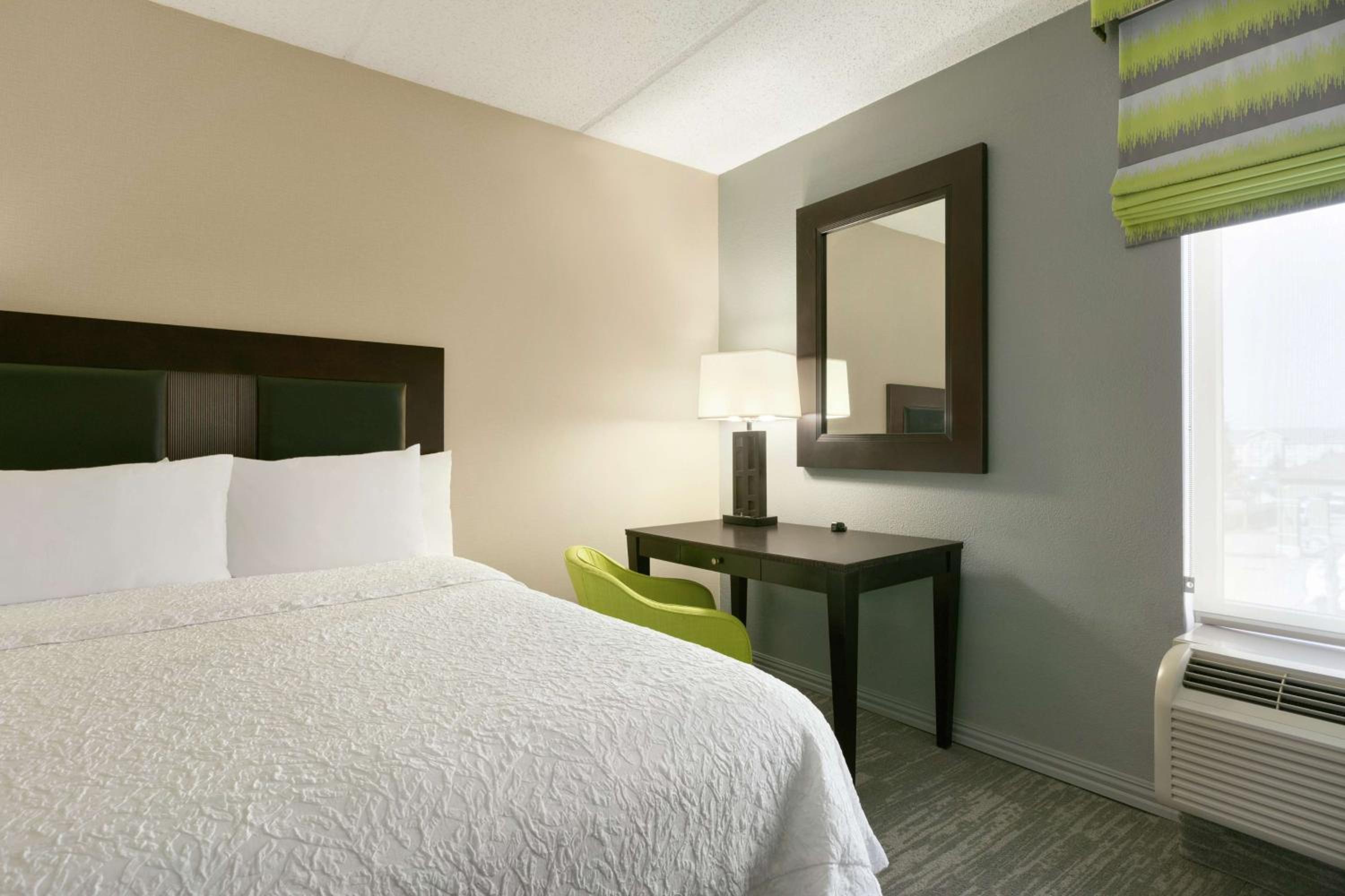 Room with Two Queen Beds - Non-Smoking - Photo 2