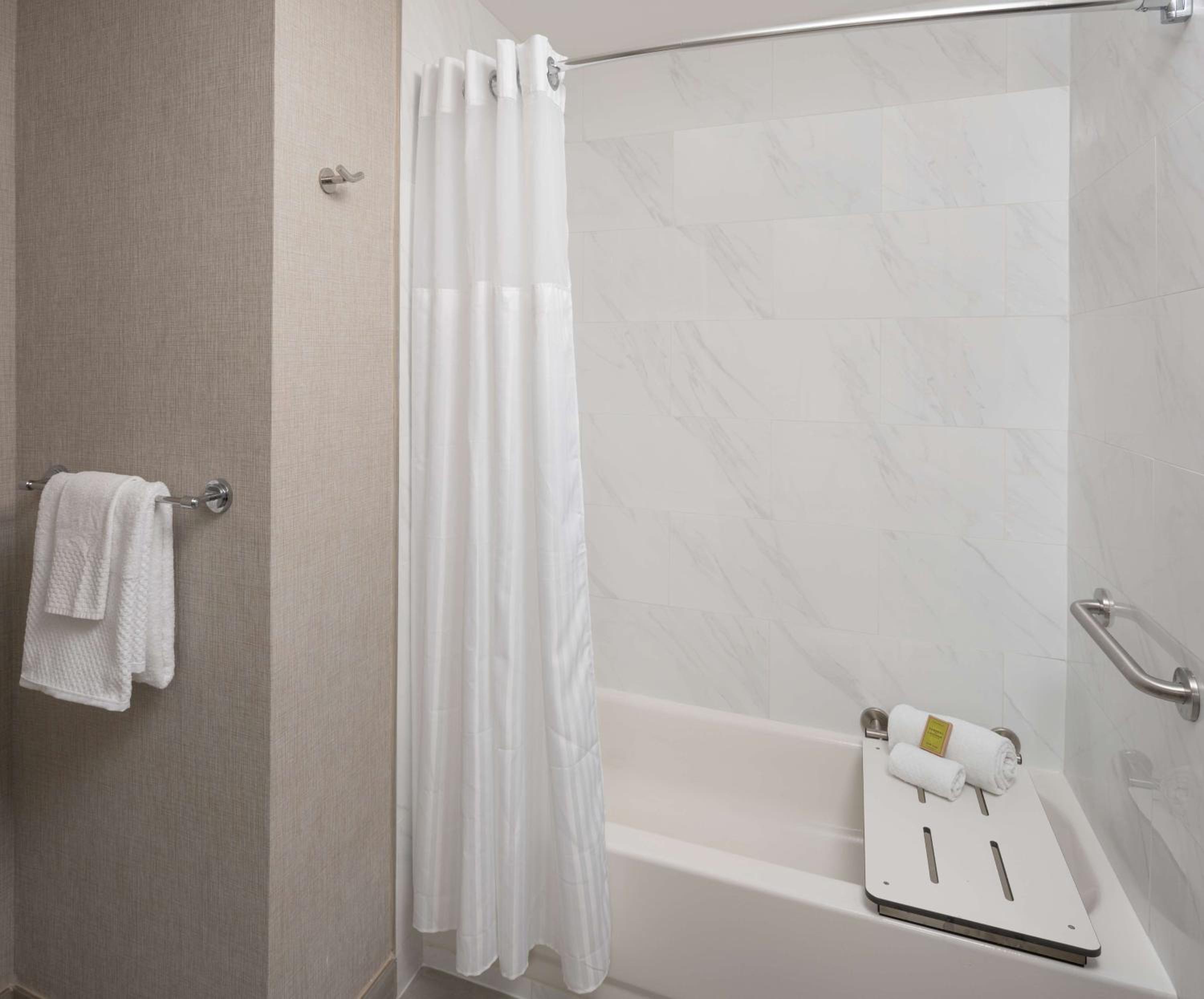 Queen Room with Two Queen Beds and Bath Tub - Mobility Accessible - Photo 2