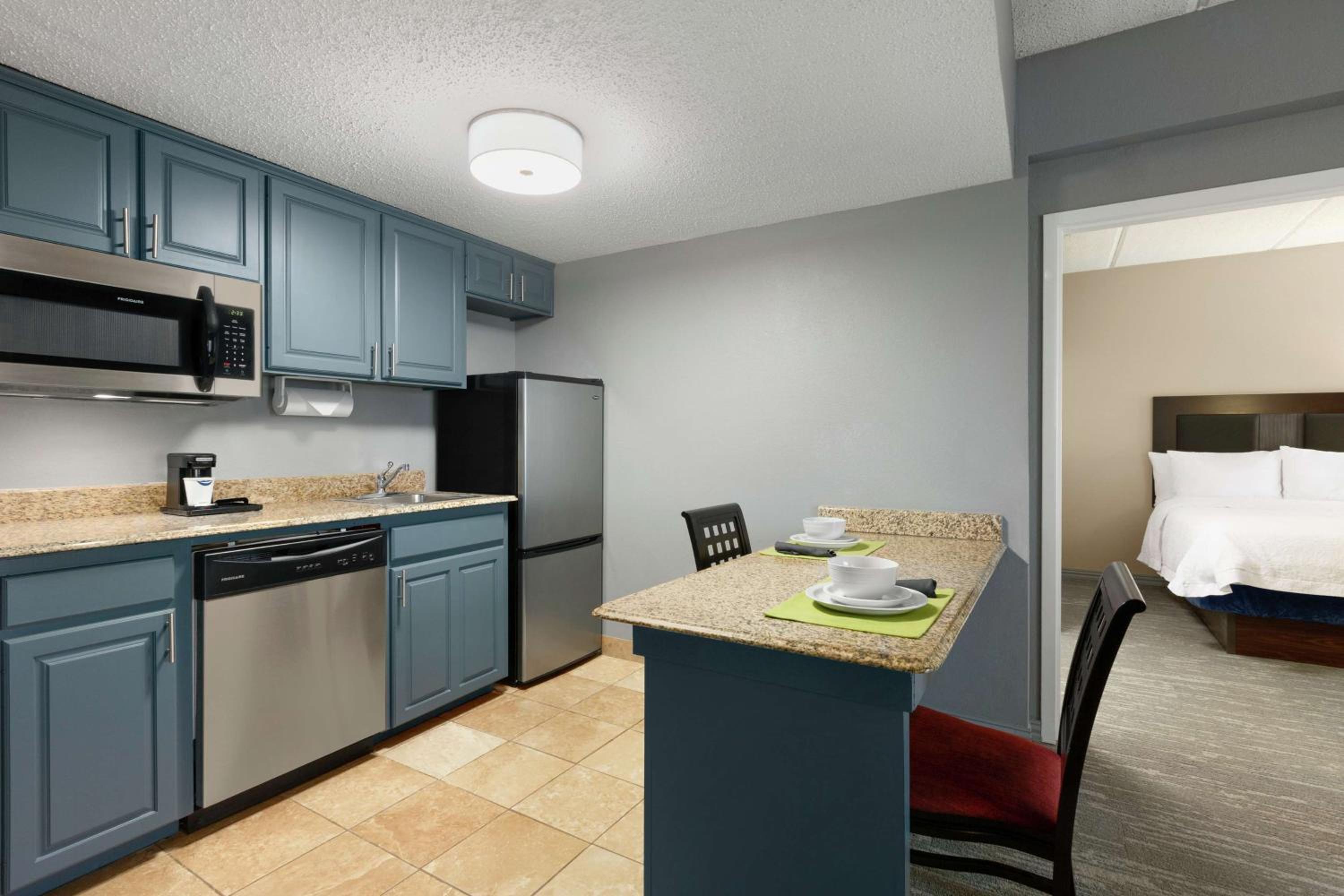 One-Bedroom Suite with Two Queen Beds and Kitchen - Non-Smoking - Photo 2