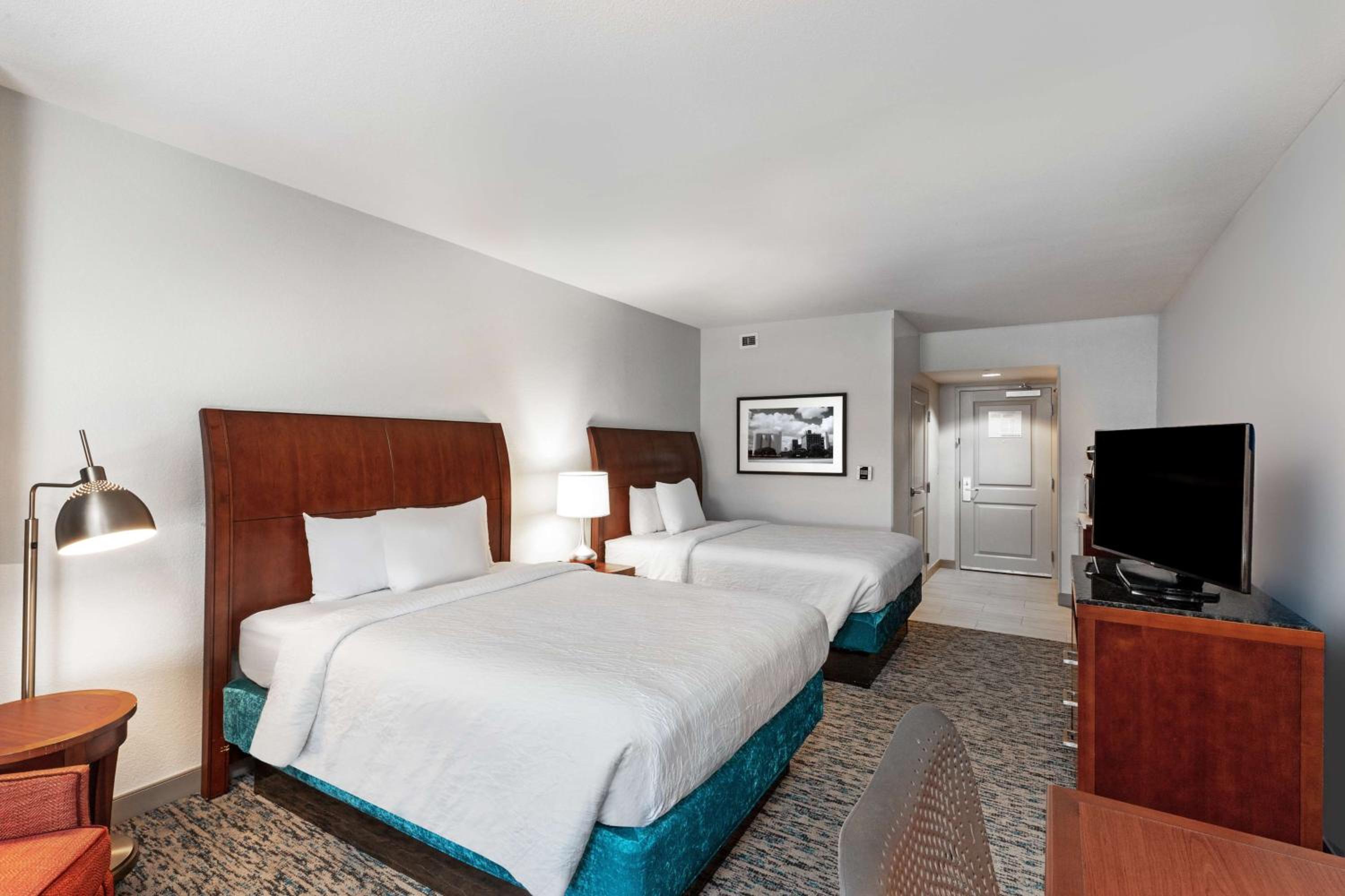 Queen Room with Two Queen Beds - Photo 4