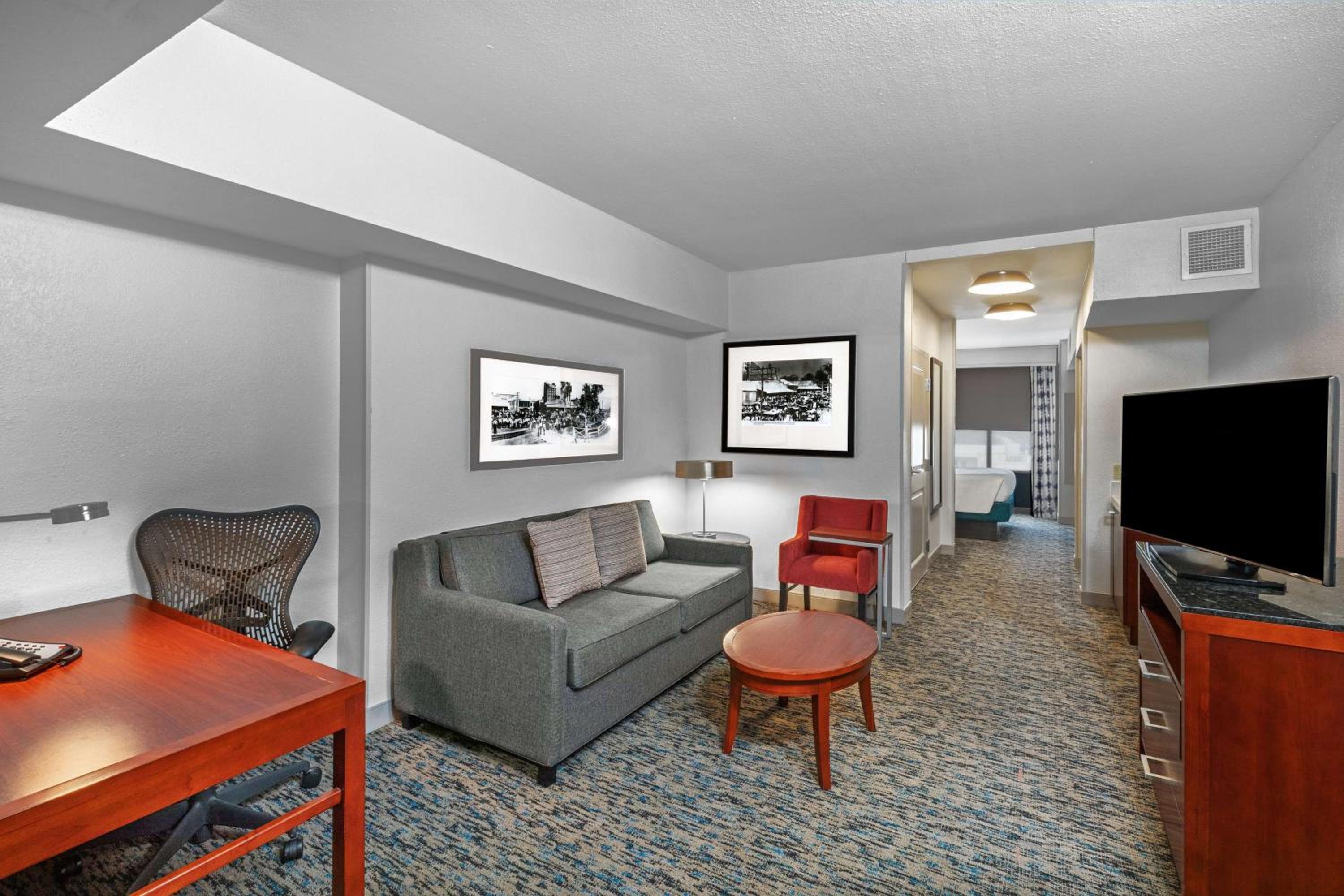 Junior King Suite with Seating Area - Photo 3