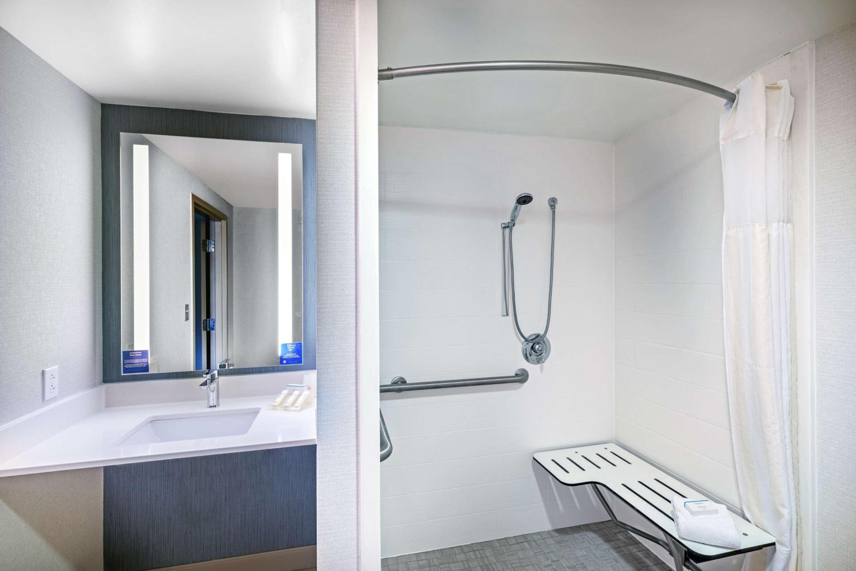 King Room with Roll-In Shower - Mobility/Hearing Accessible - Photo 2
