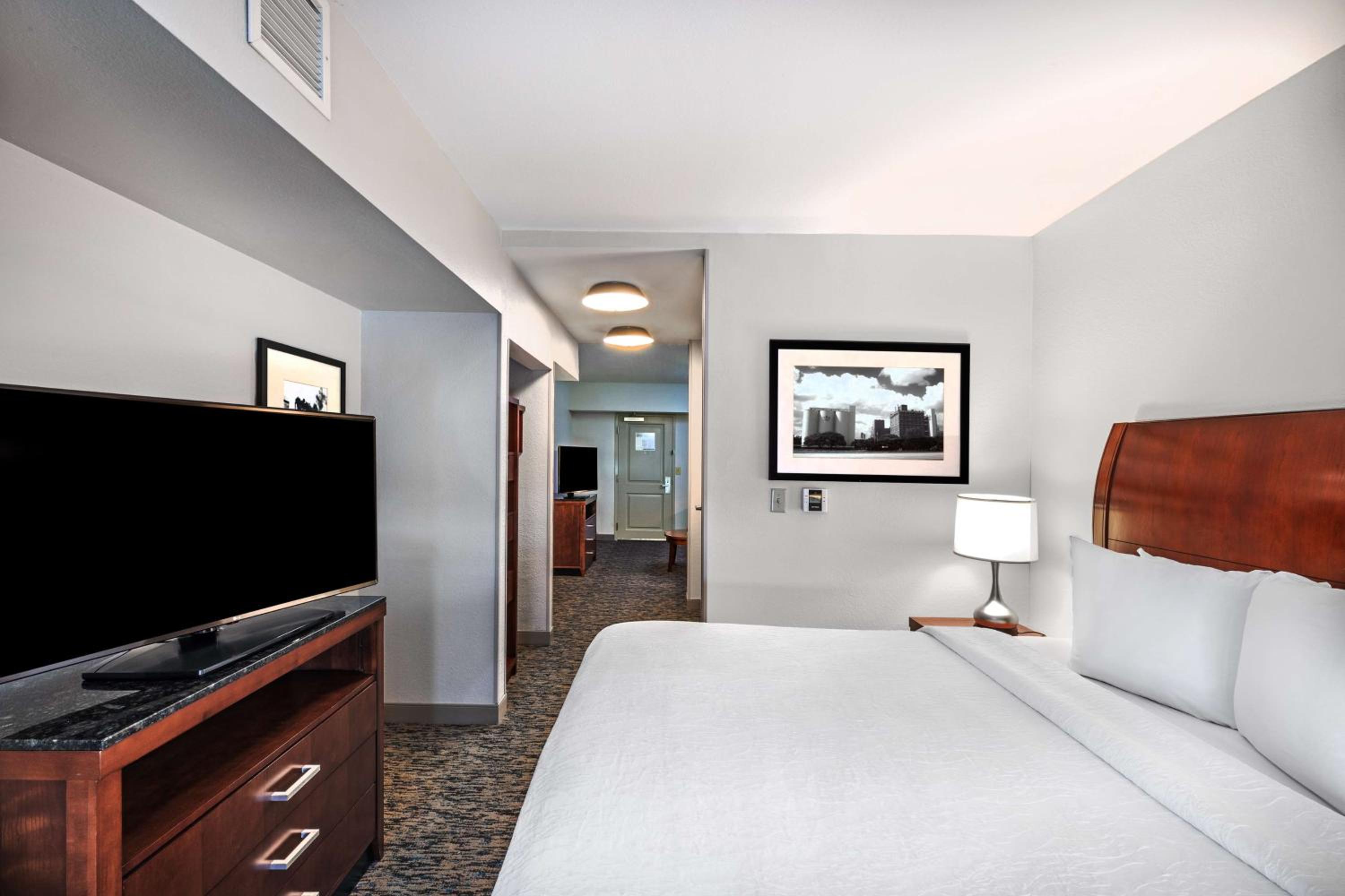 Junior King Suite with Seating Area - Photo 4