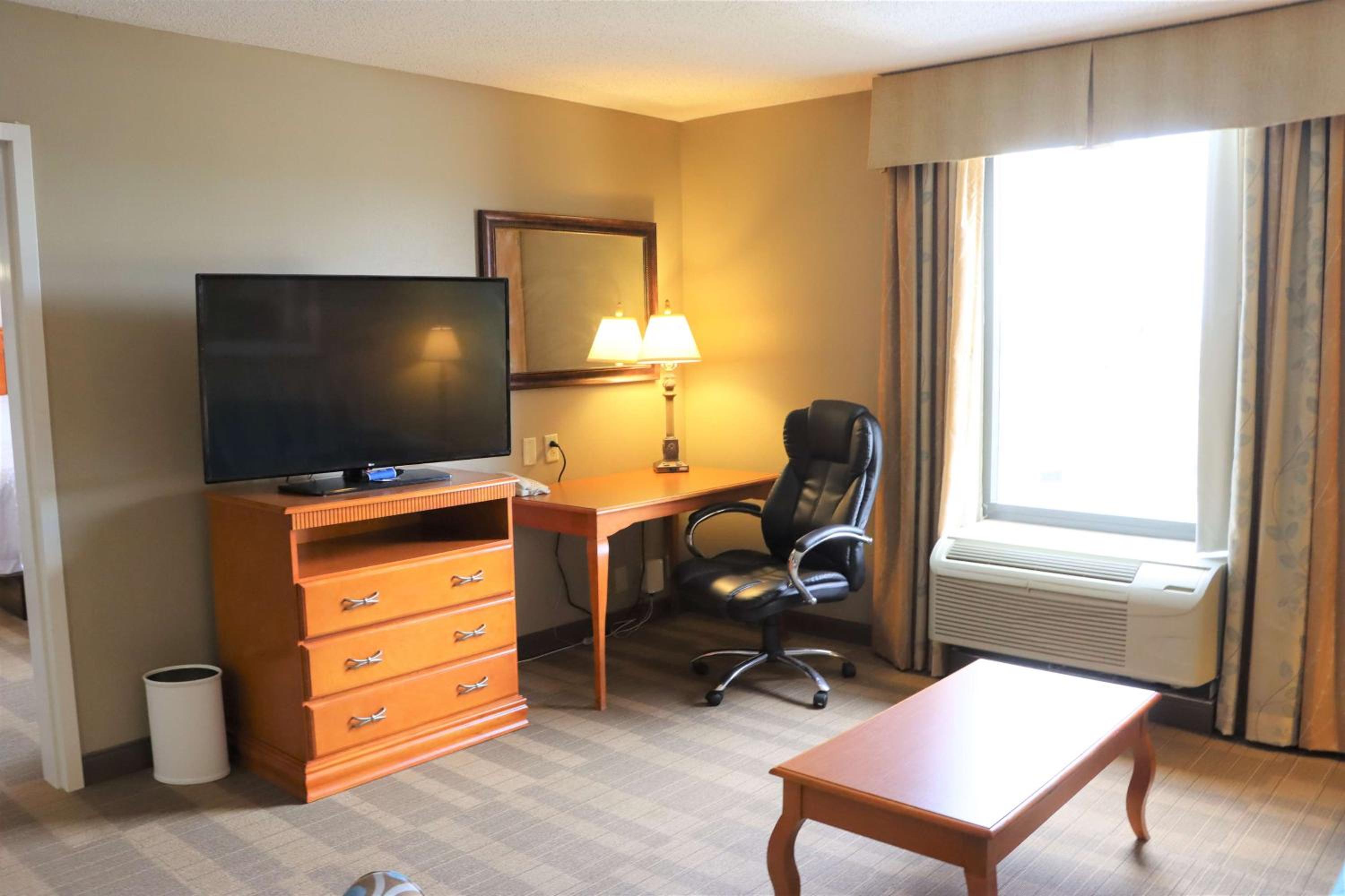One-Bedroom King Suite with Whirlpool - Non-Smoking  photo 3