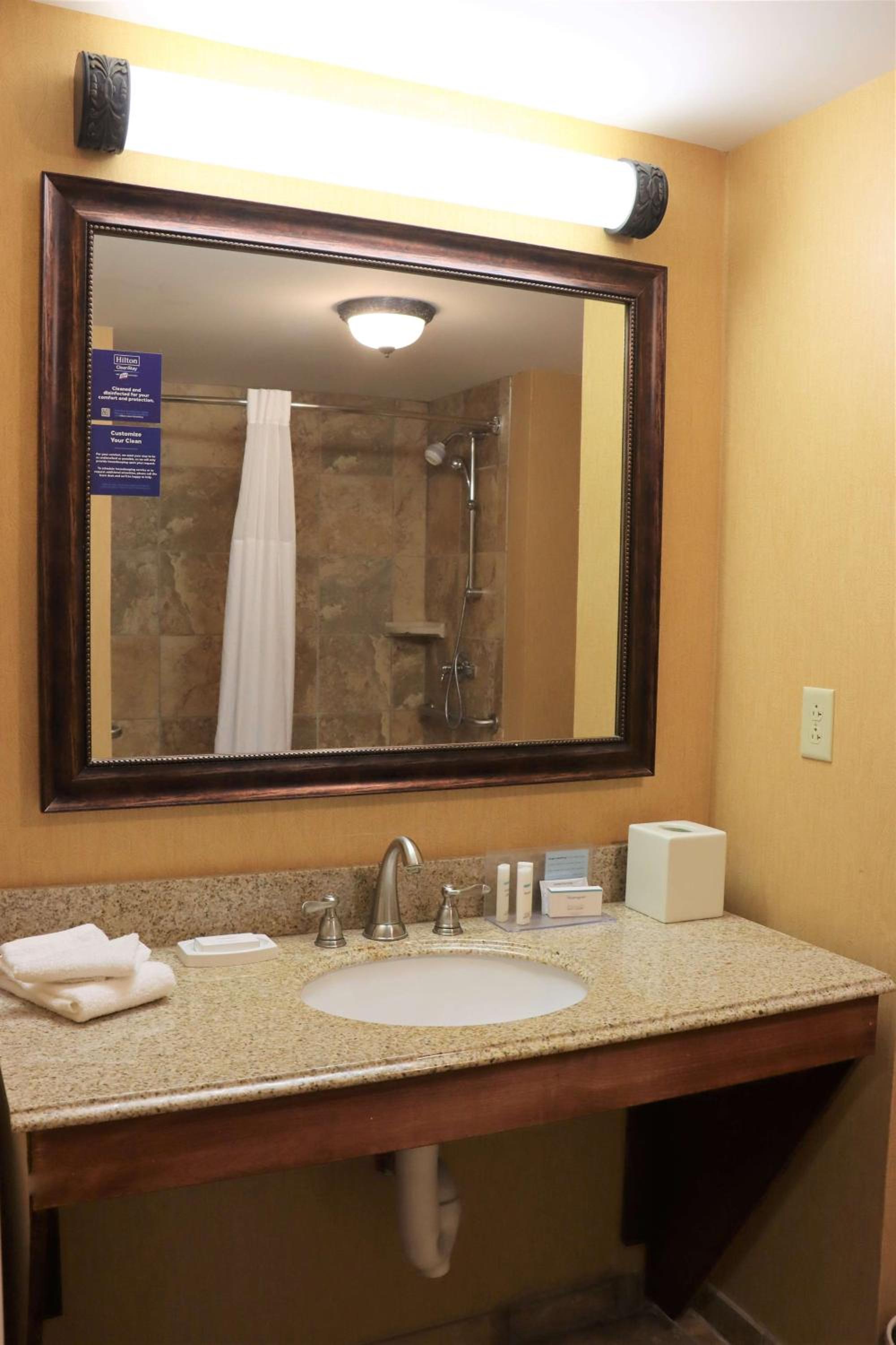 King Room with Accessible Tub - Mobility and Hearing Access/Non-Smoking photo 2
