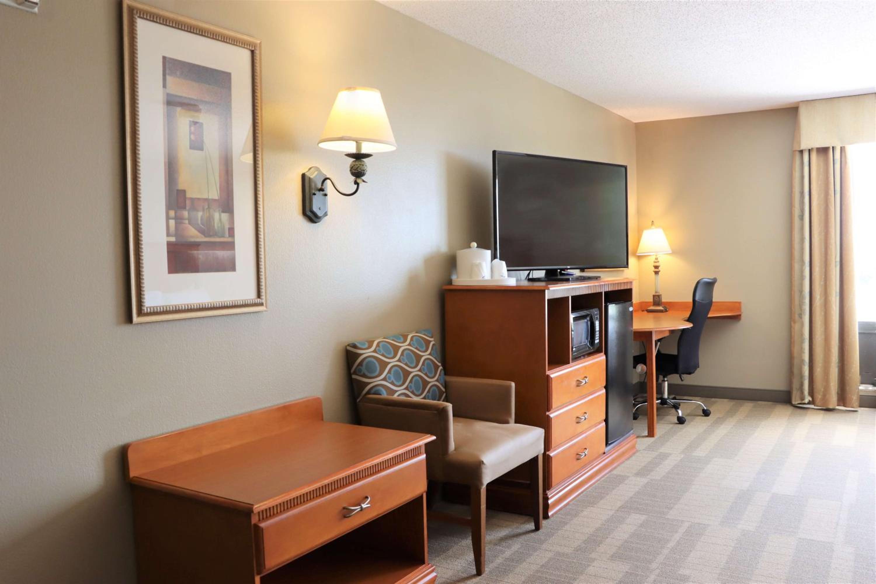 Queen Room with Two Queen Beds - Mobility and Hearing Access/Non-Smoking photo 3