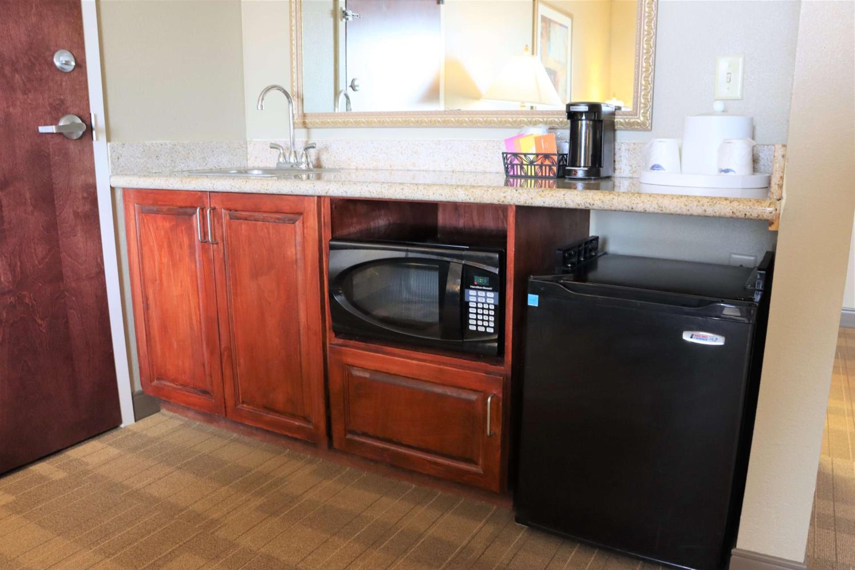 One-Bedroom King Suite with Whirlpool - Non-Smoking  photo 2