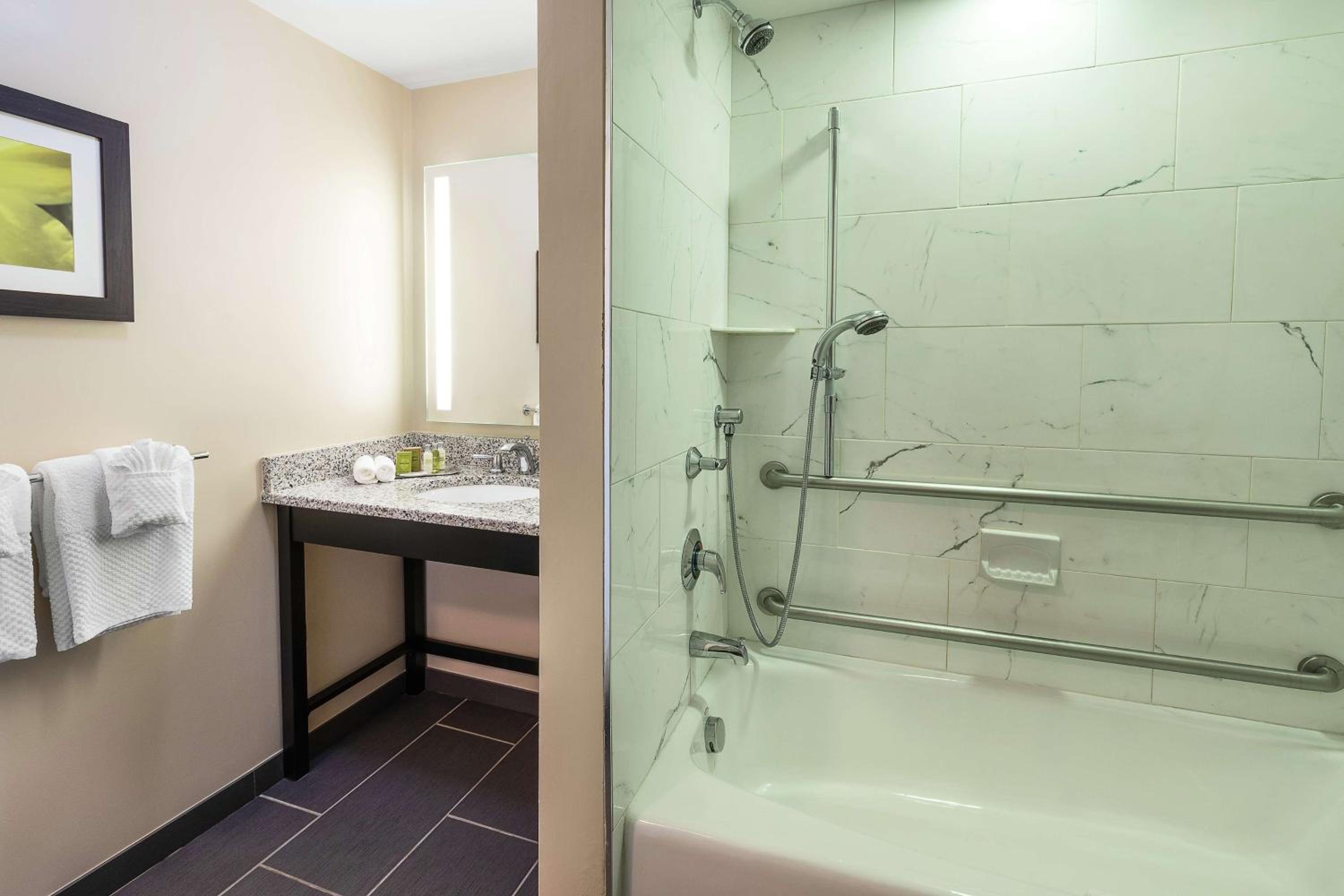 King Room with Accessible Tub - Mobility and Hearing Access/Non-Smoking - Photo 2