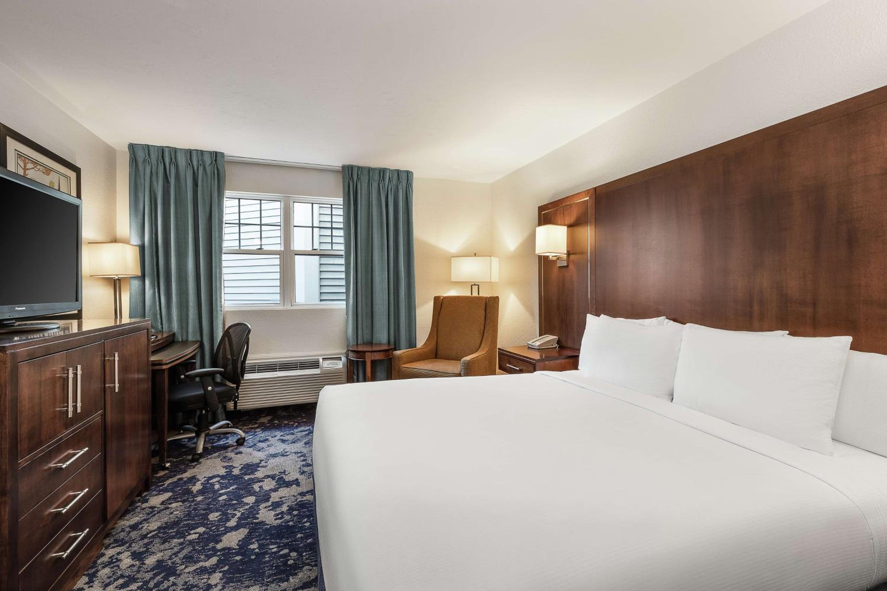 King Room with Accessible Tub - Mobility and Hearing Access/Non-Smoking - Photo 1