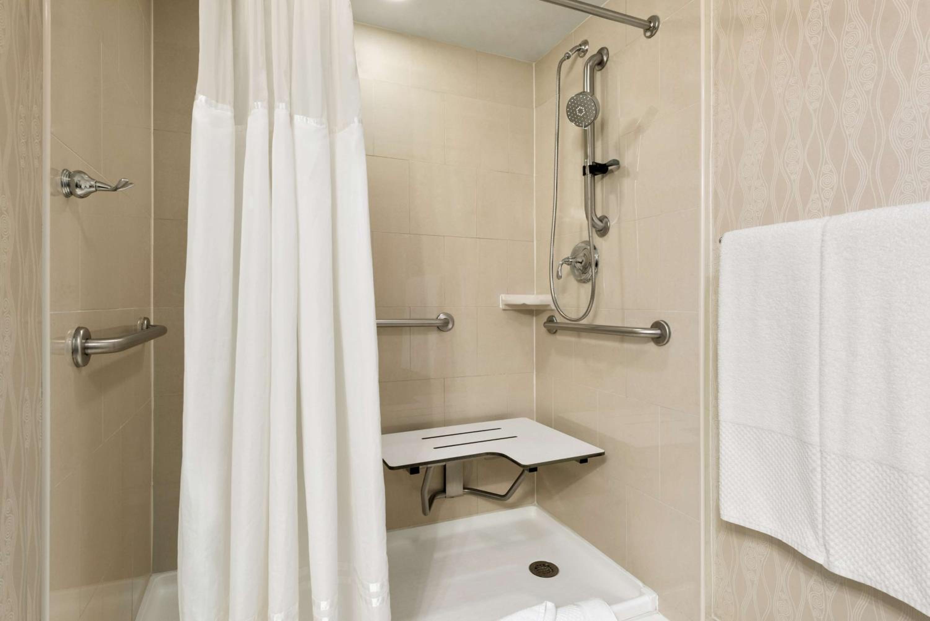 Double Room with Two Double Beds - Hearing Accessible with Bathtub//Non-Smoking - Photo 3