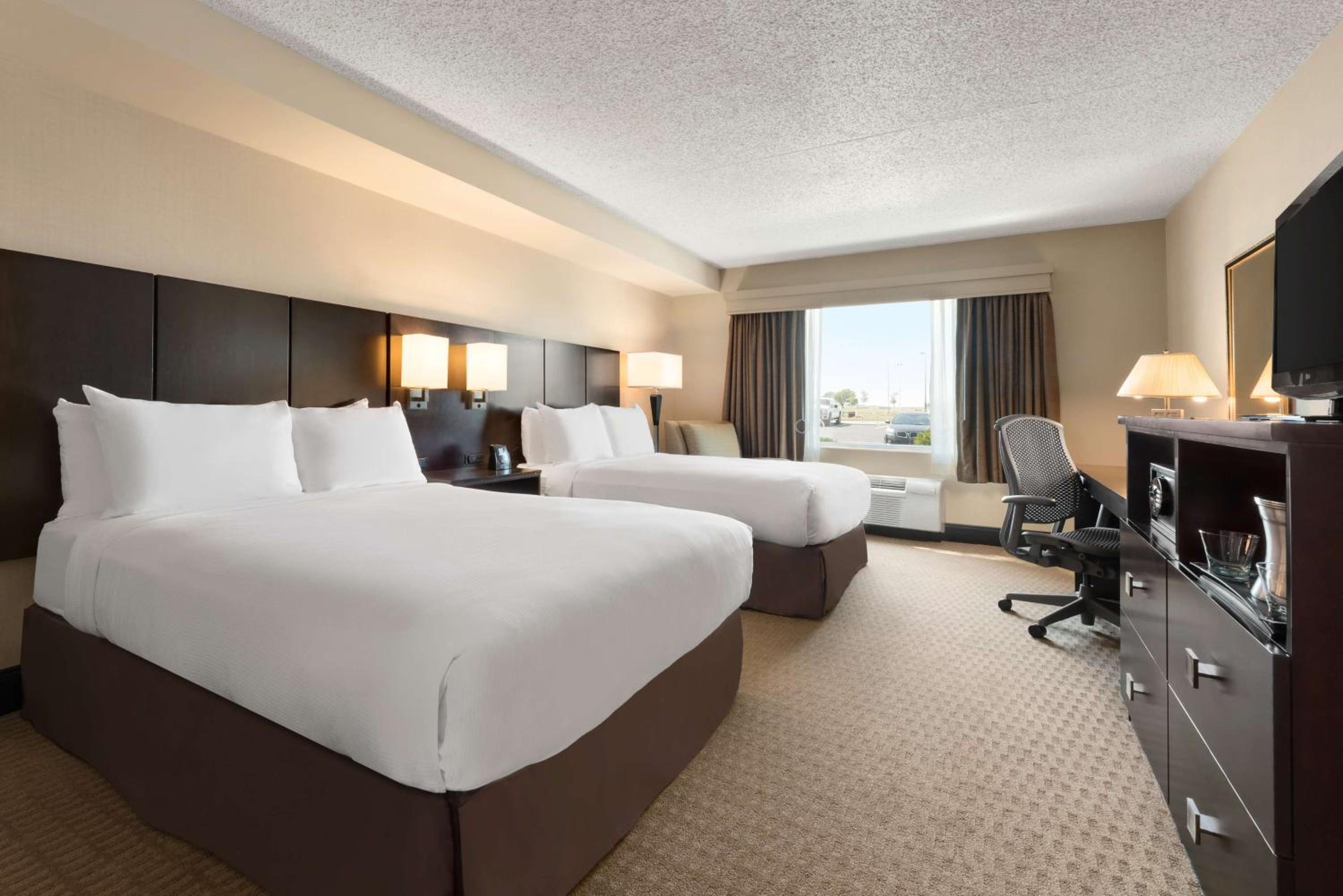 Double Room with Two Double Beds - Hearing Accessible with Bathtub//Non-Smoking - Photo 2