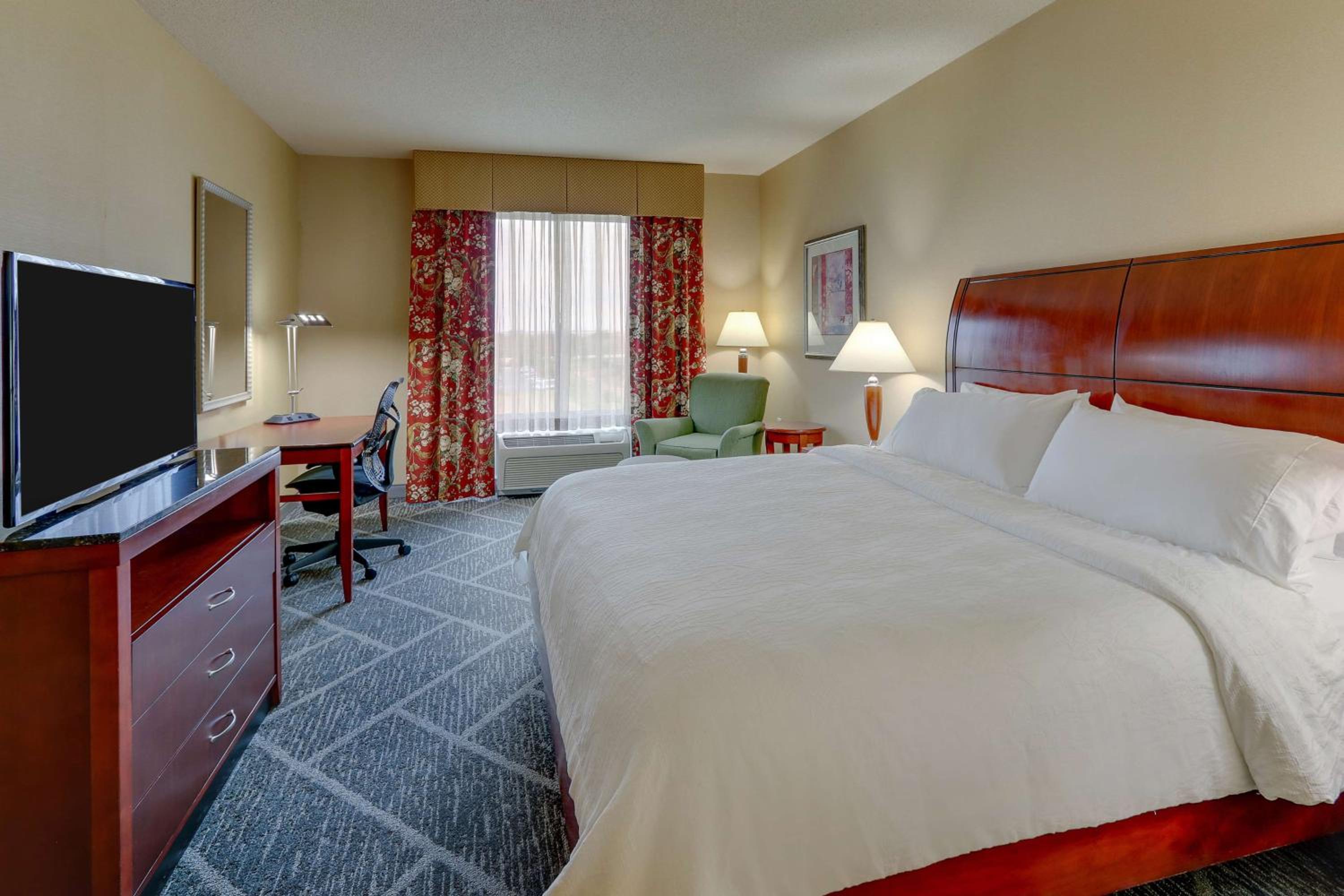 King Room - Non-Smoking - Photo 2
