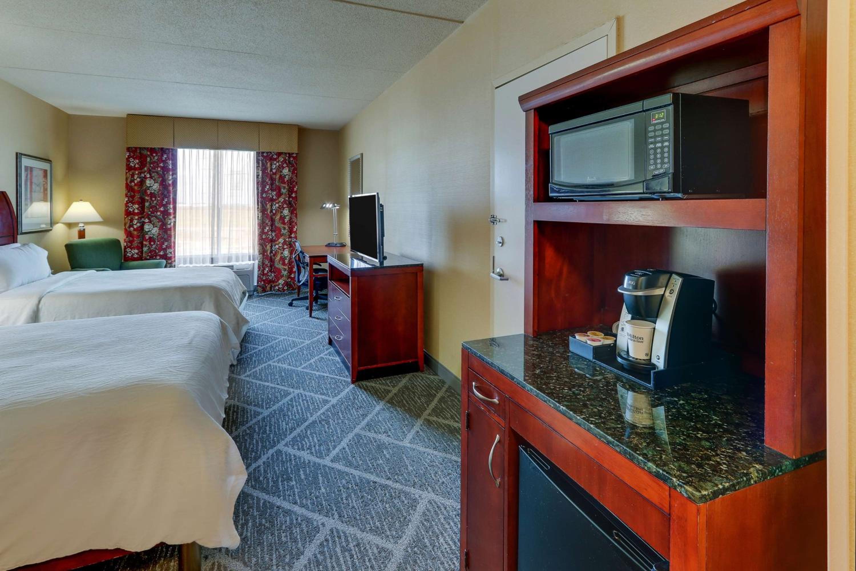 Queen Room with Two Queen Beds - Non-Smoking - Photo 6