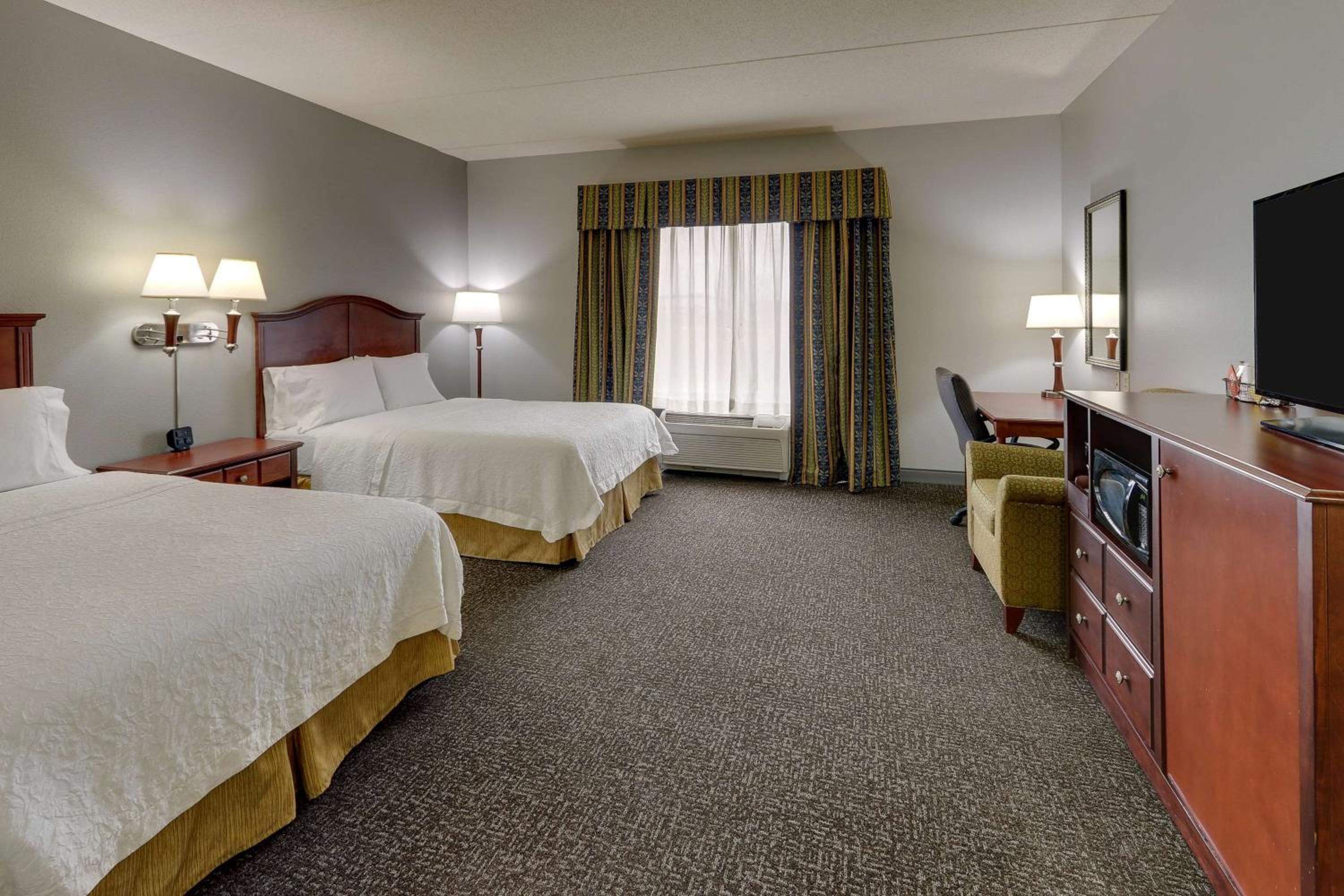 Room with Two Queen Beds - Non-Smoking - Photo 8
