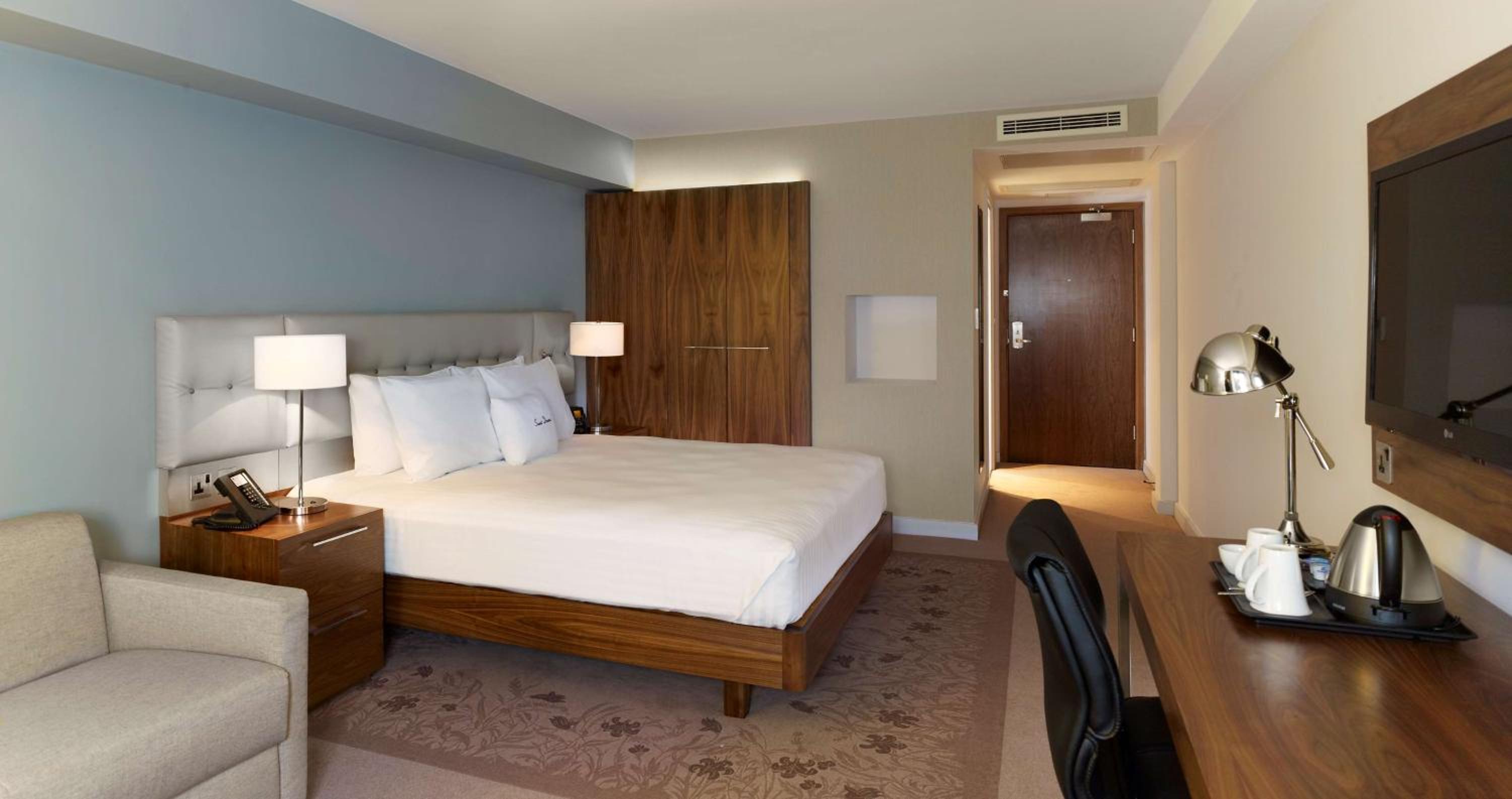 Family Room with King Bed - Photo 4
