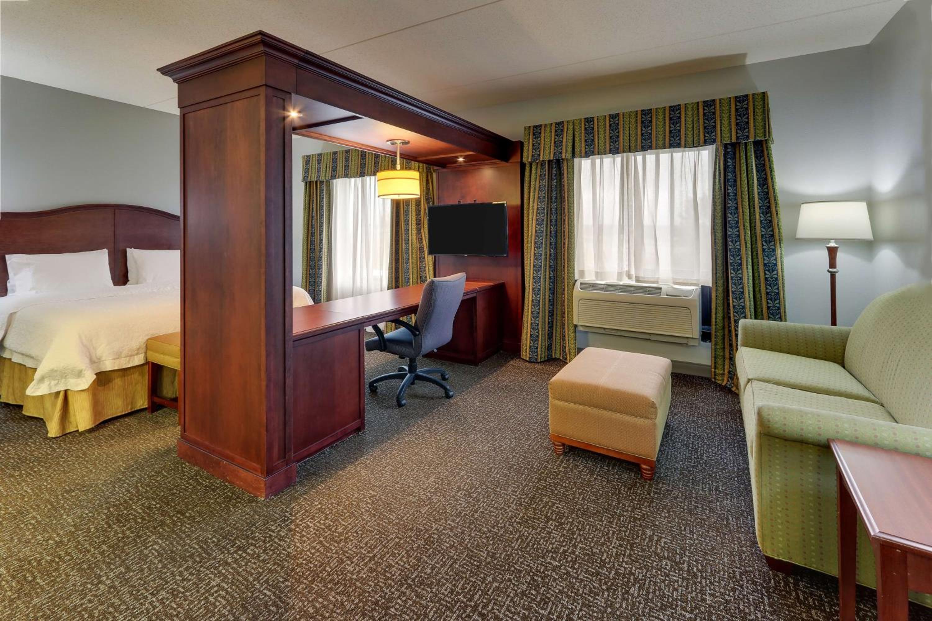 King Studio Suite with Kitchenette - Non-Smoking - Photo 3