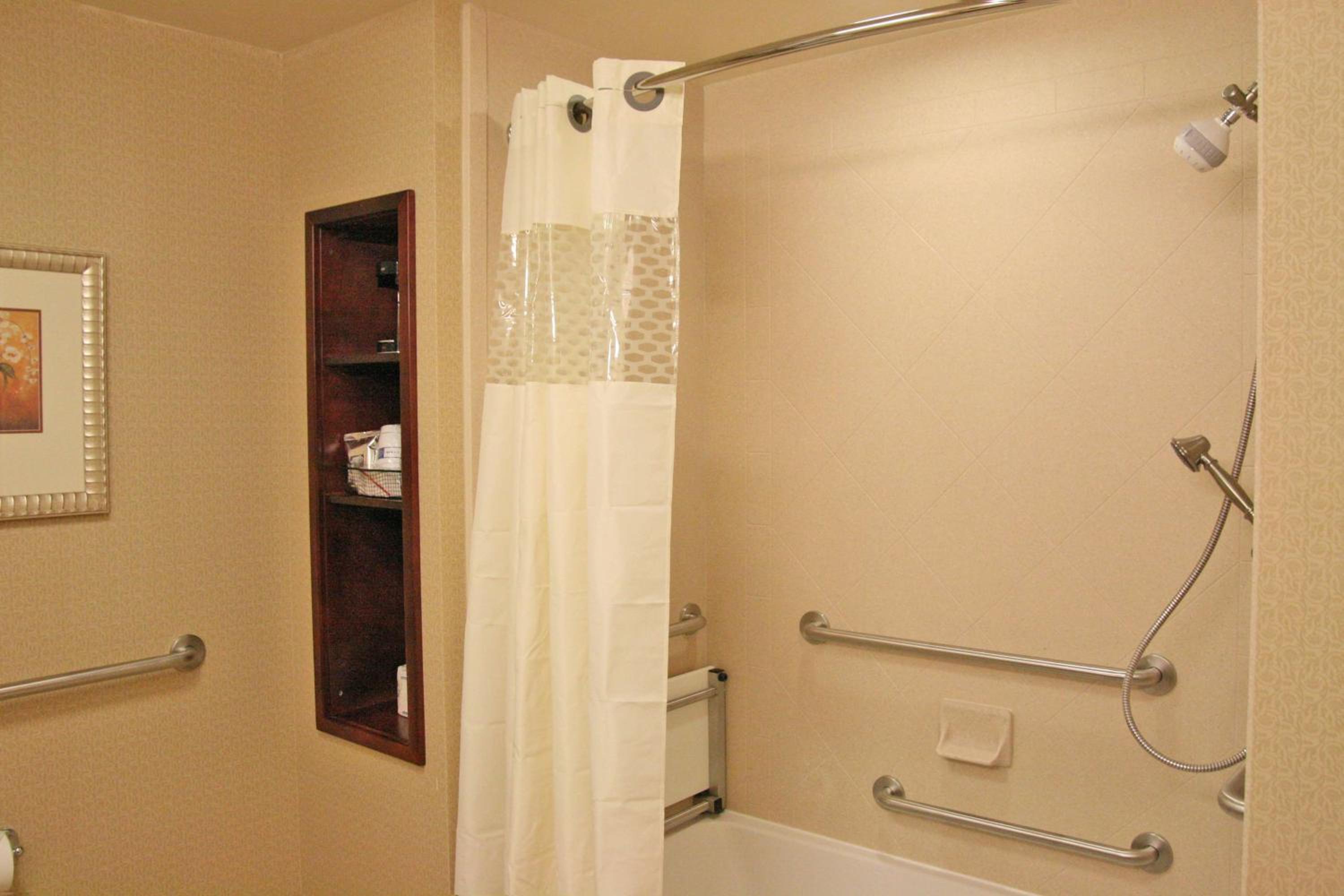 King Room with Accessible Tub - Mobility and Hearing Access/Non-Smoking - Photo 4