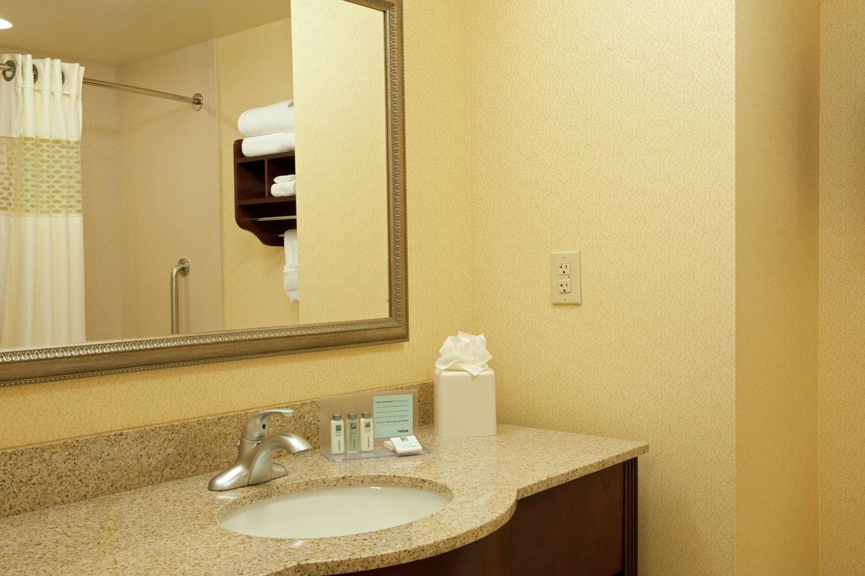Room with Two Queen Beds - Non-Smoking - Photo 2