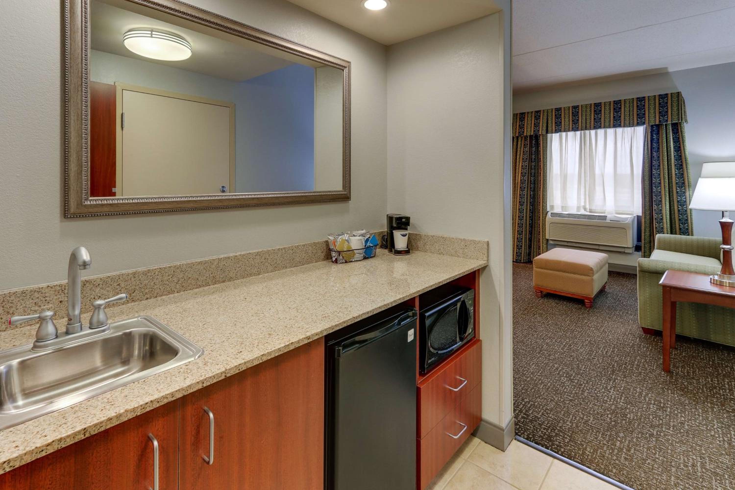 King Studio Suite with Kitchenette - Non-Smoking - Photo 2