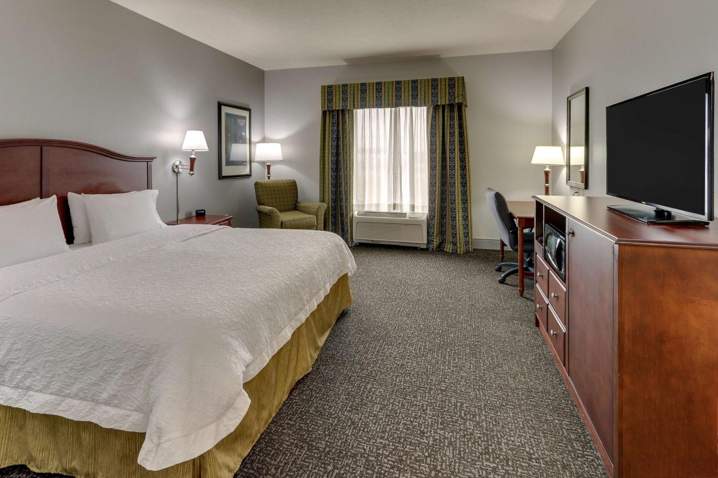 King Room with Accessible Tub - Mobility and Hearing Access/Non-Smoking - Photo 3