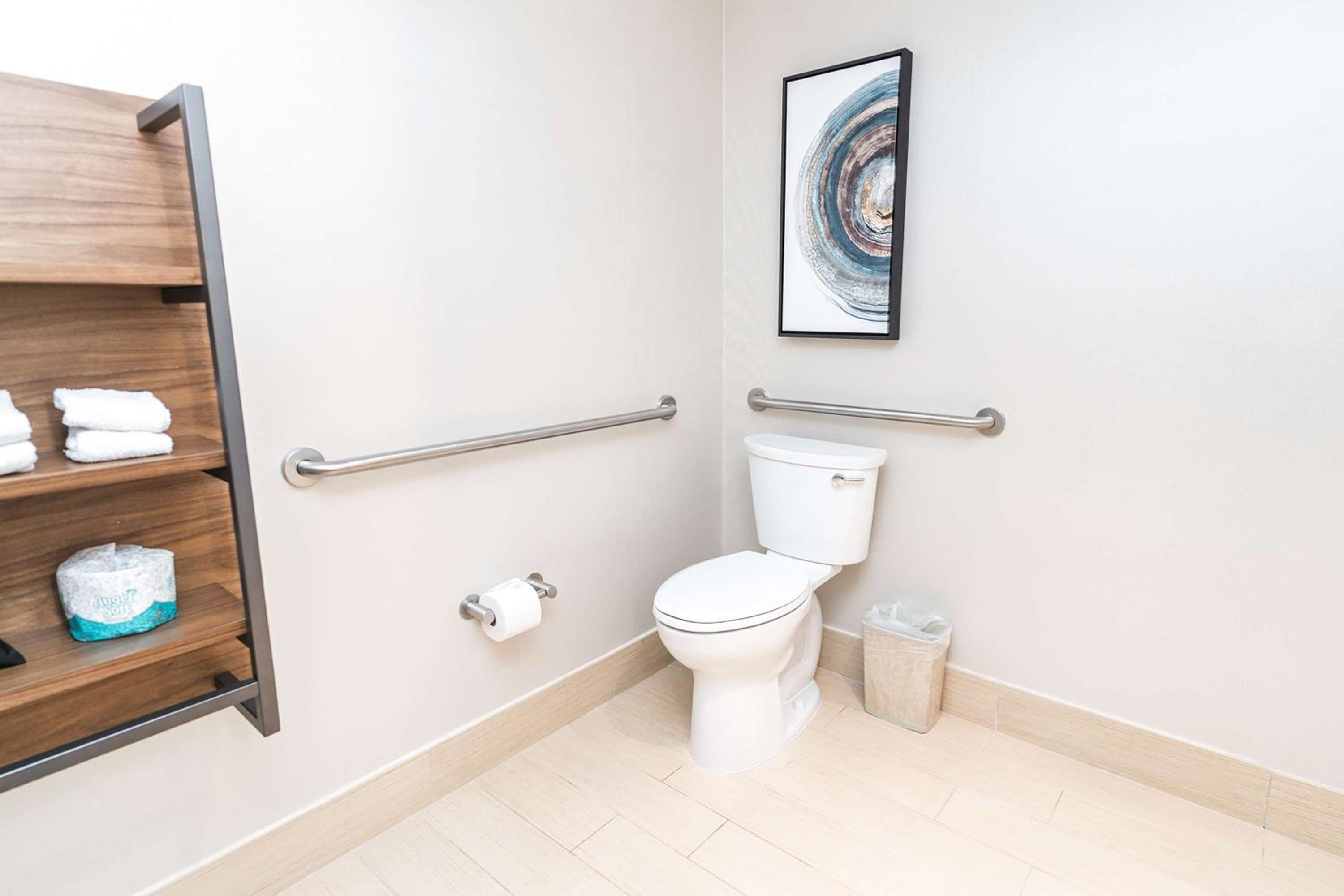 King Room with Tub - Mobility and Hearing Access - Photo 7