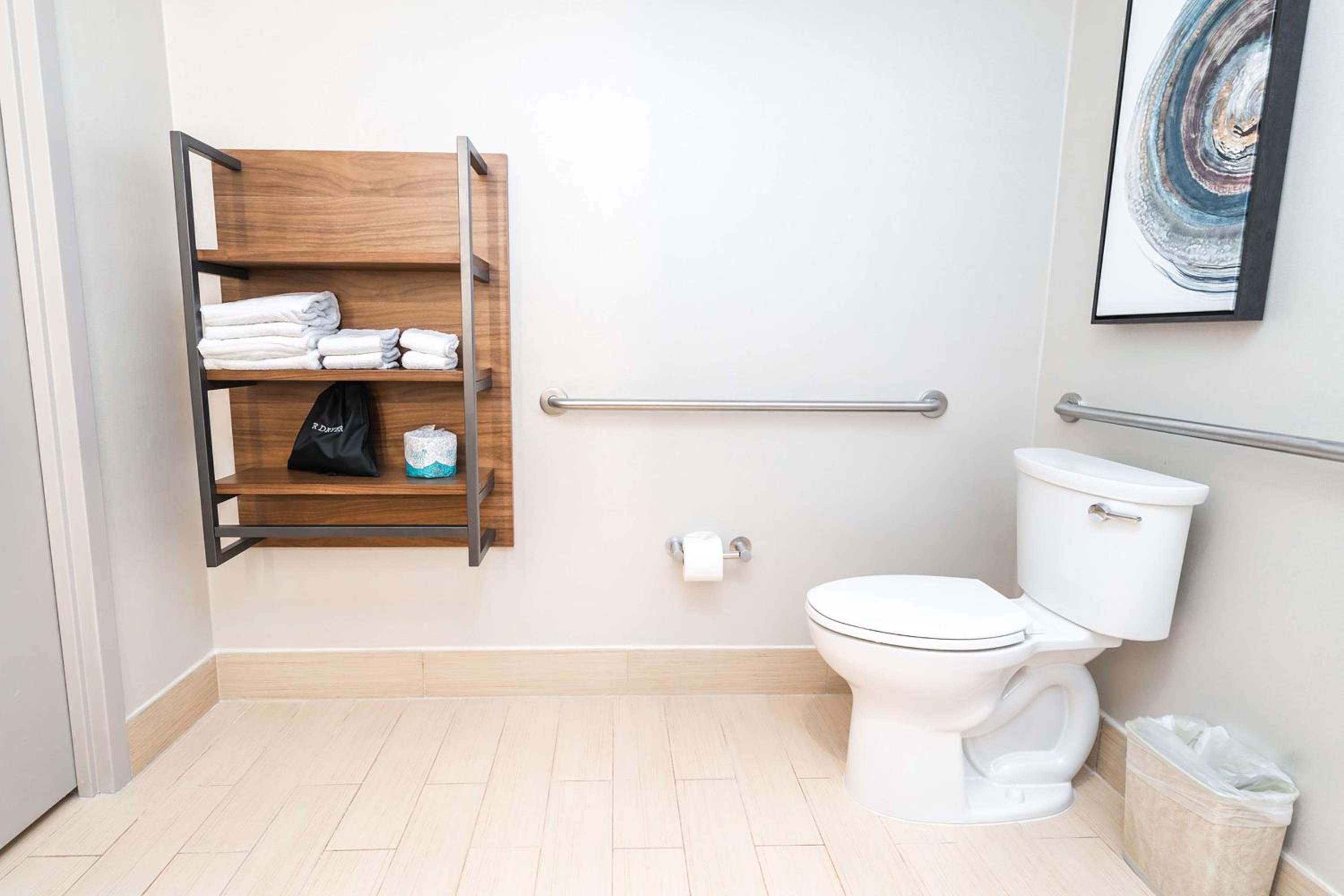 King Room with Tub - Mobility and Hearing Access - Photo 2