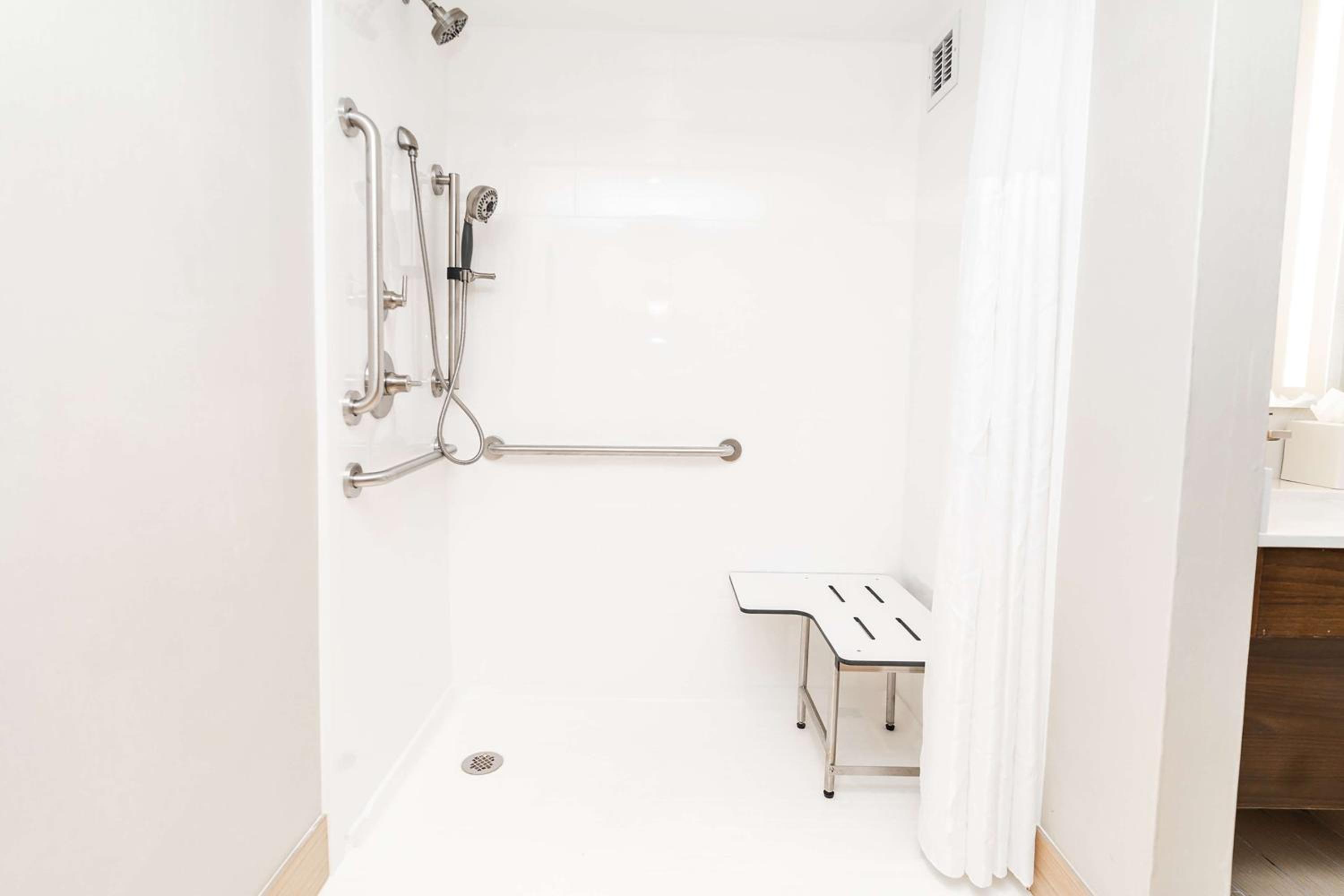 Queen Room with Two Queen Beds and Roll-In Shower - Mobility Access - Photo 9