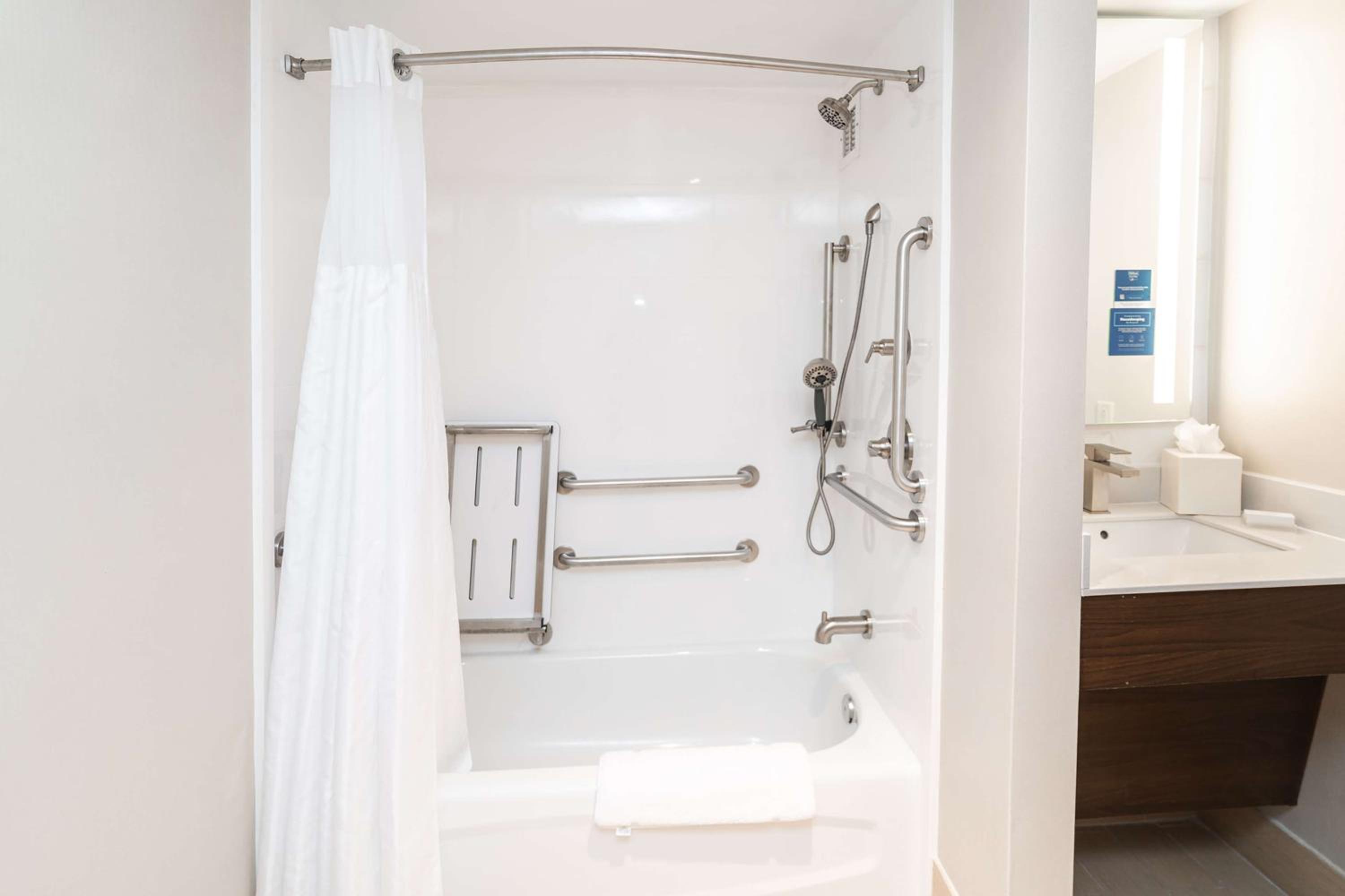 King Room with Tub - Mobility and Hearing Access - Photo 5