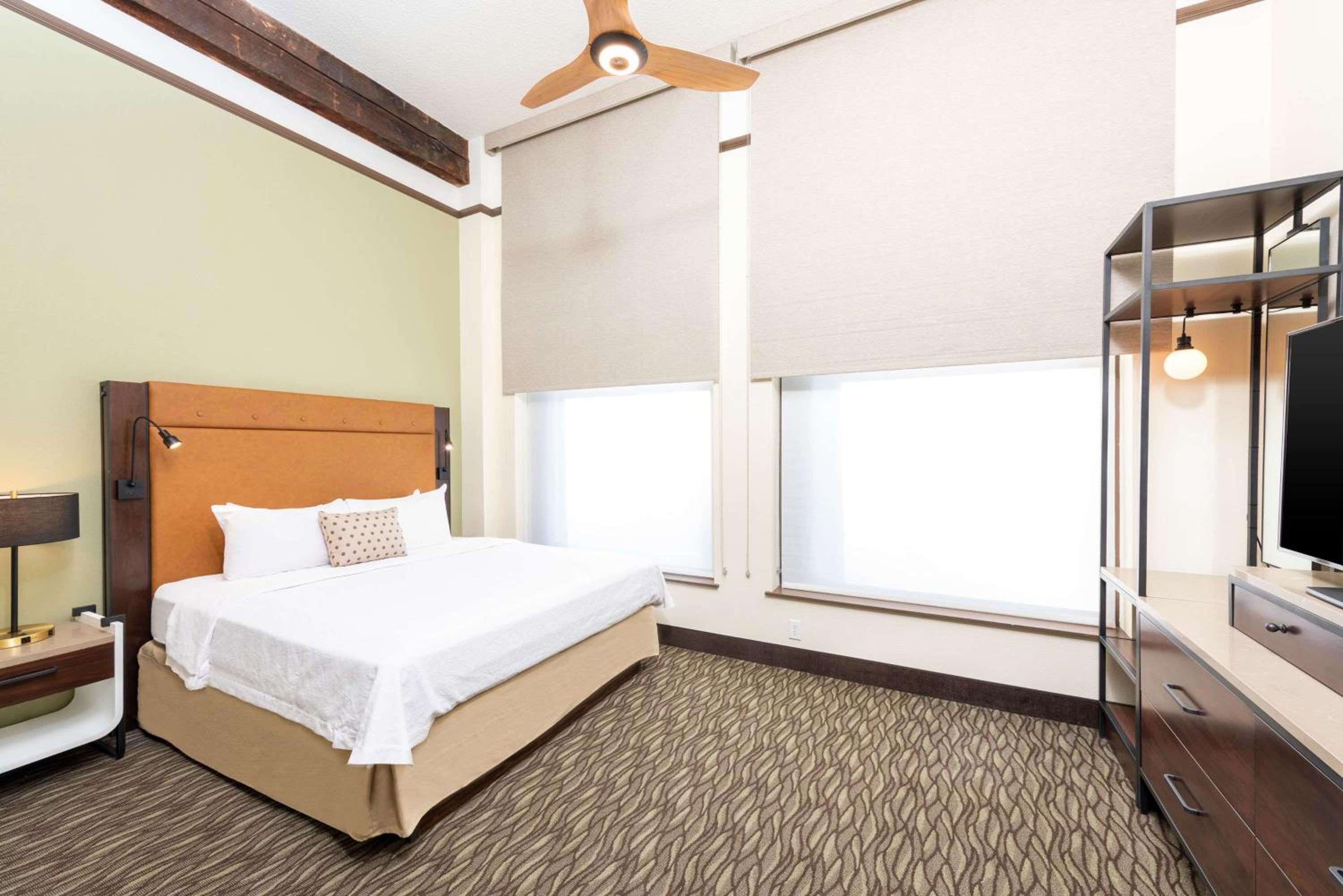 One-Bedroom King Suite - Non-Smoking - Photo 7