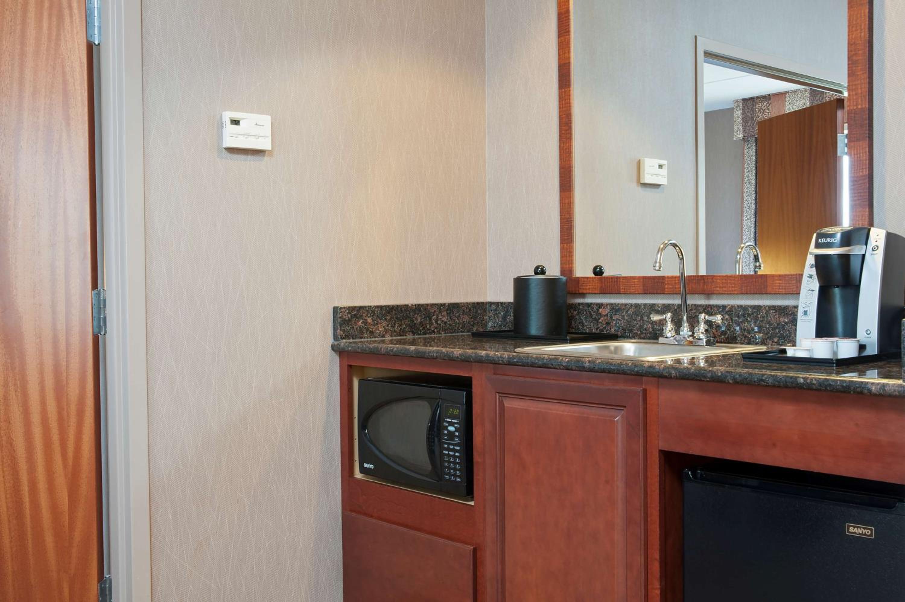 Junior Suite with Two Queen Beds - Photo 3