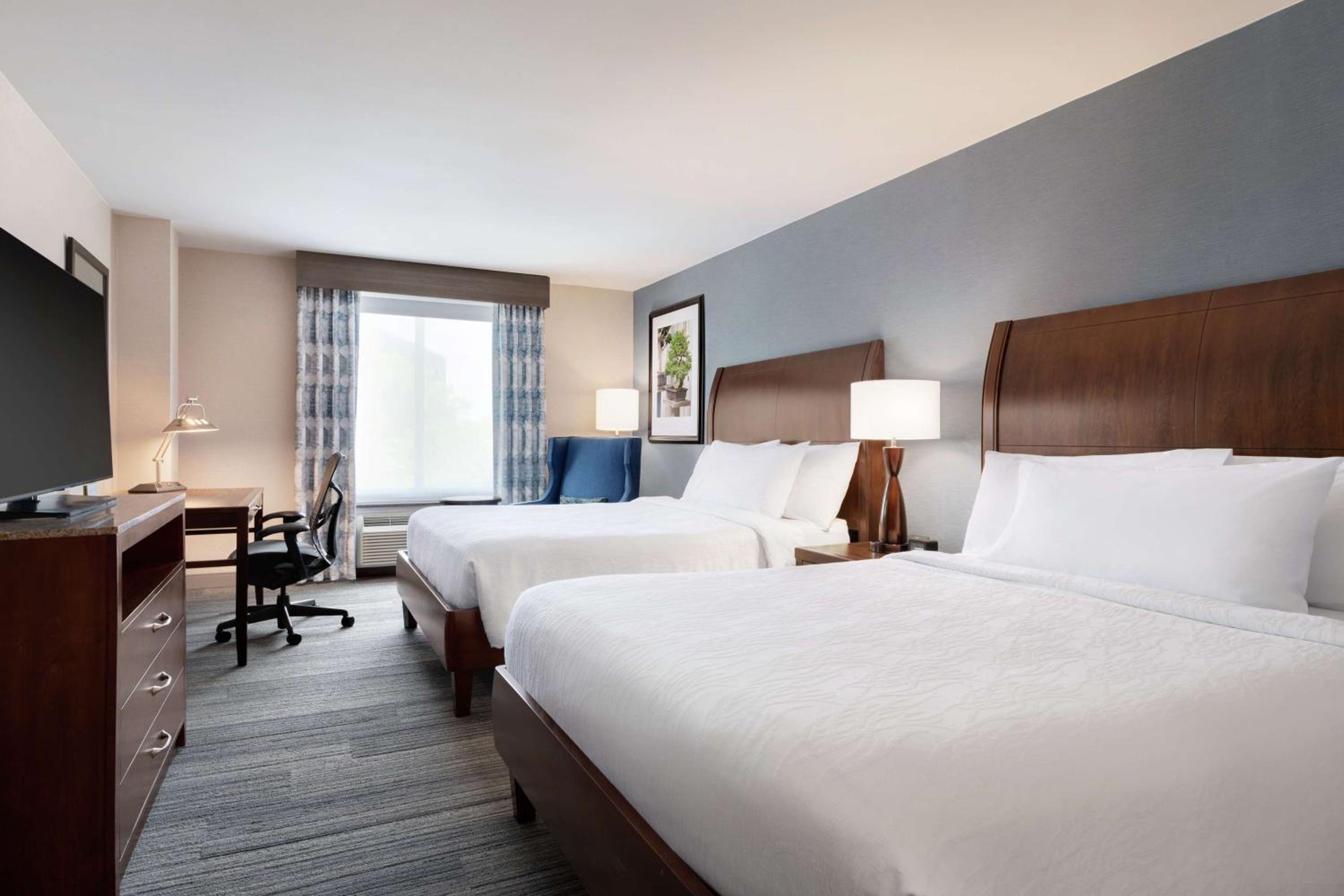 Queen Room with Two Queen Beds - Hearing Access photo 3