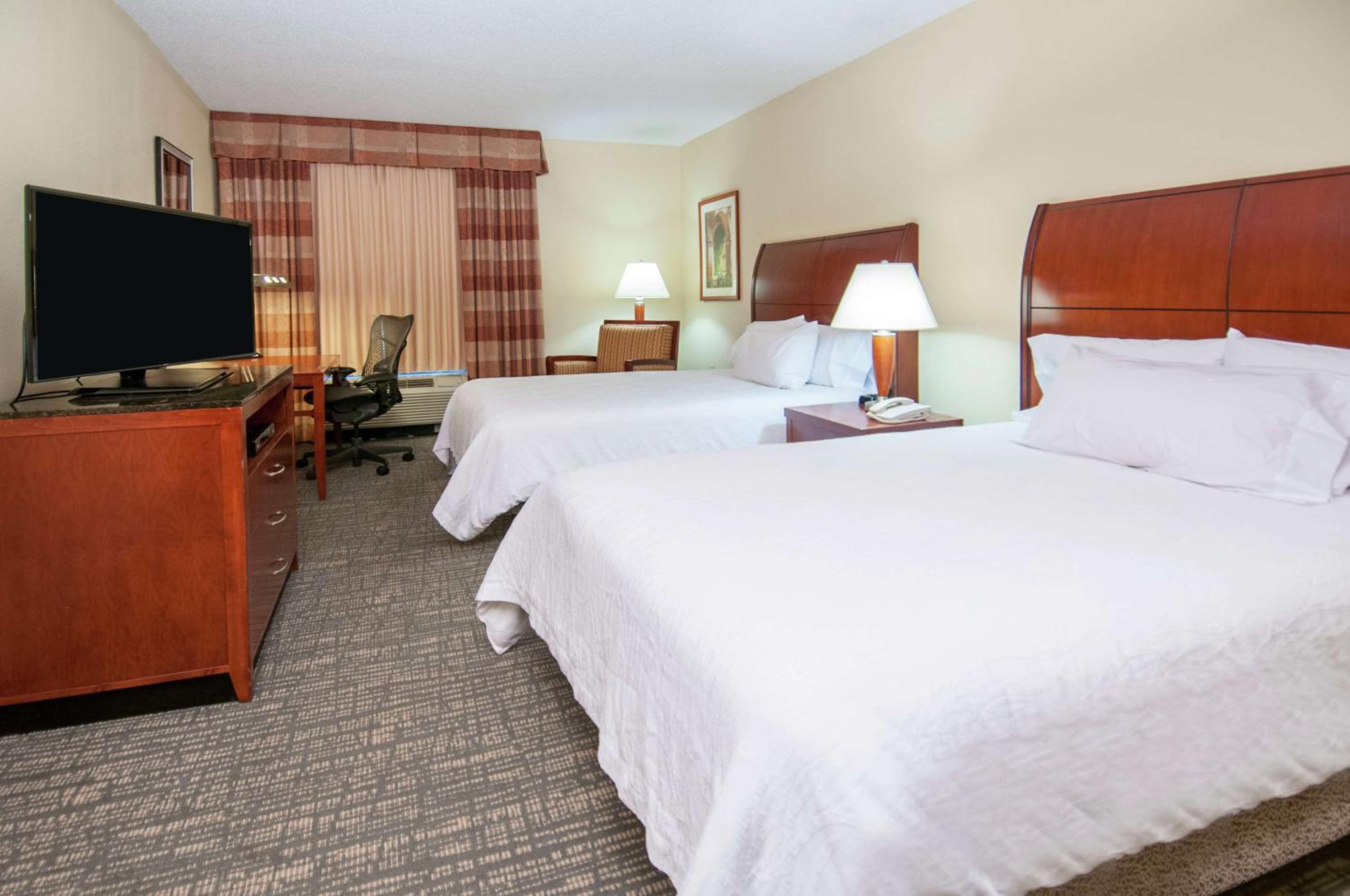 Queen Room with Two Queen Beds - Photo 8
