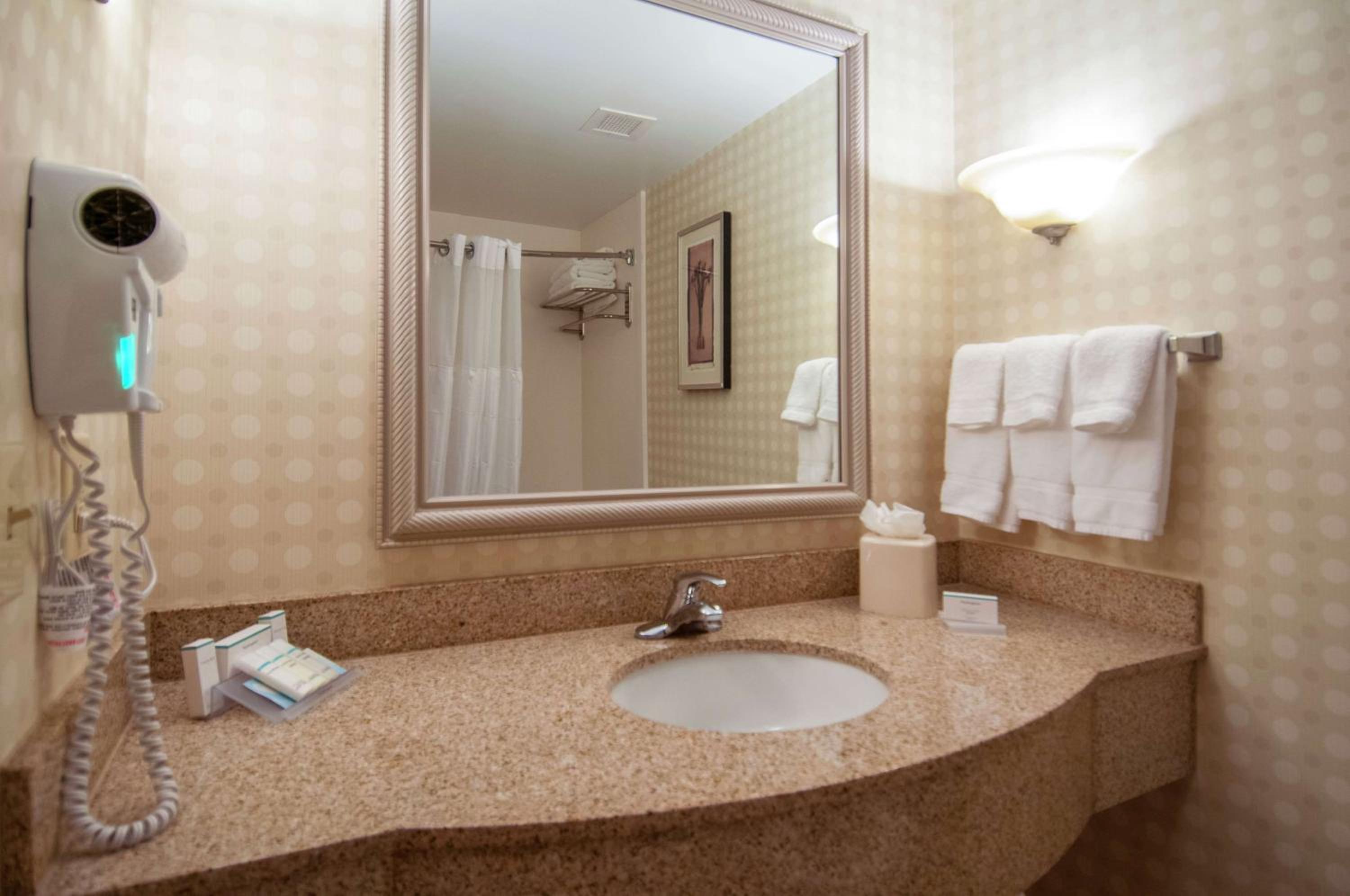 Queen Room with Two Queen Beds - Photo 4