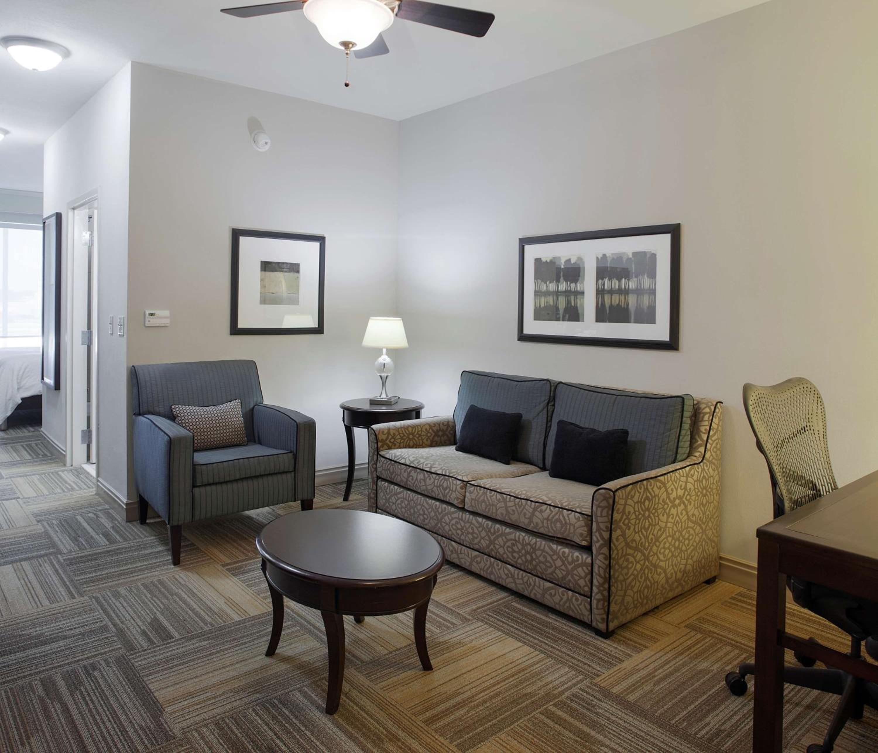 One-Bedroom King Suite - Mobility and Hearing Access Tub - Photo 3