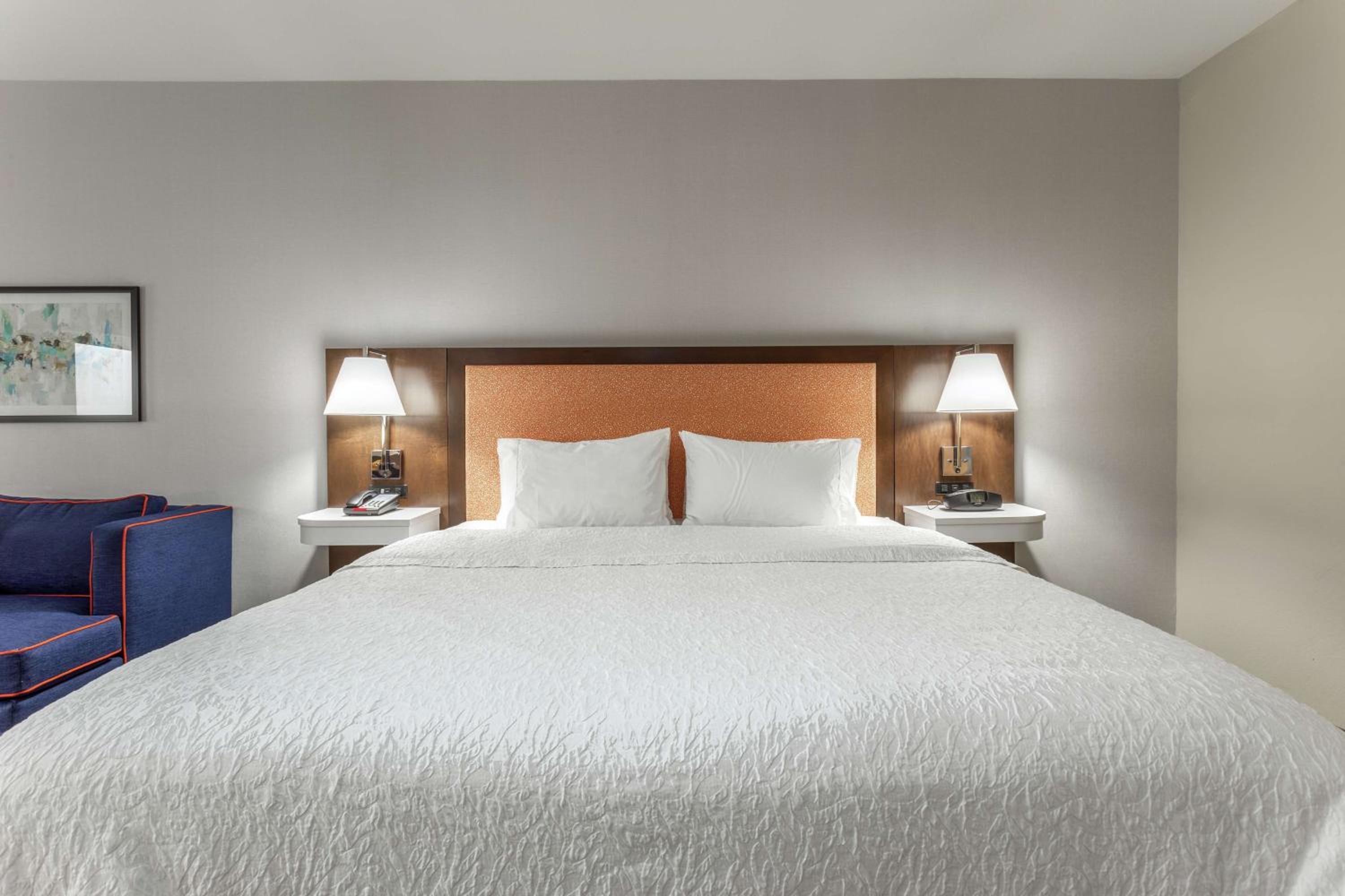 King Room with King Bed - Non-Smoking - Photo 3
