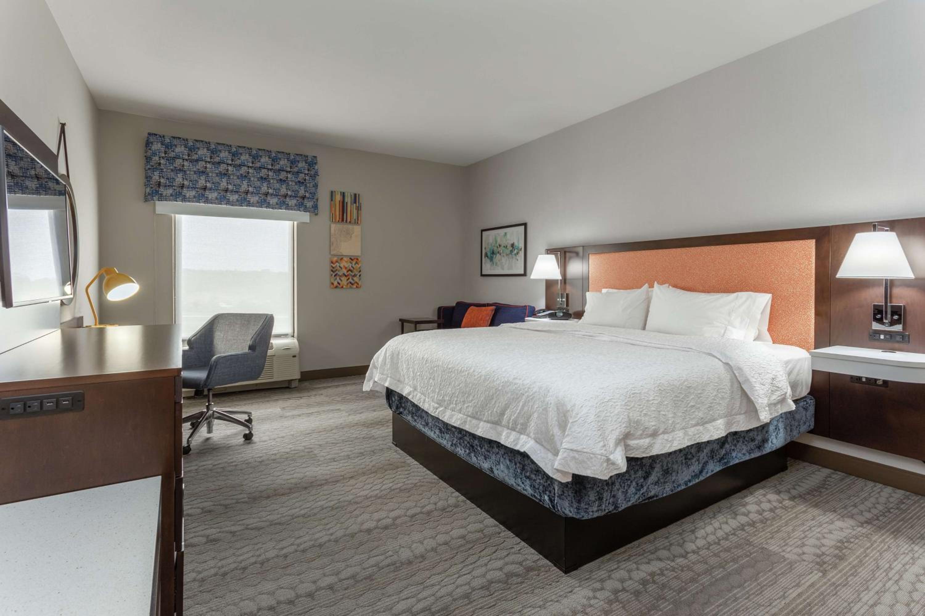 King Room with King Bed - Non-Smoking - Photo 2