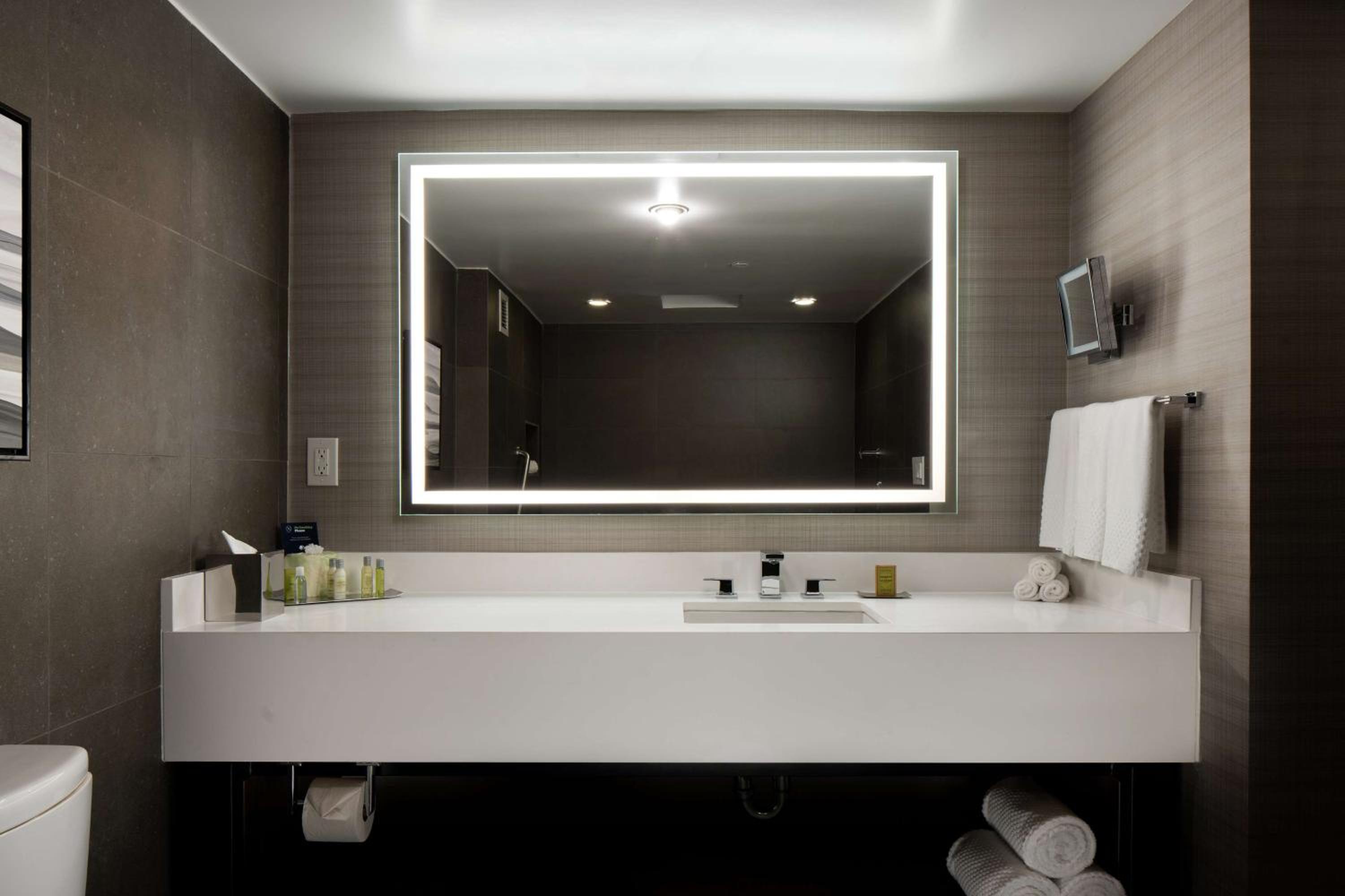King Room with Infinity Tub - Non-Smoking photo 3