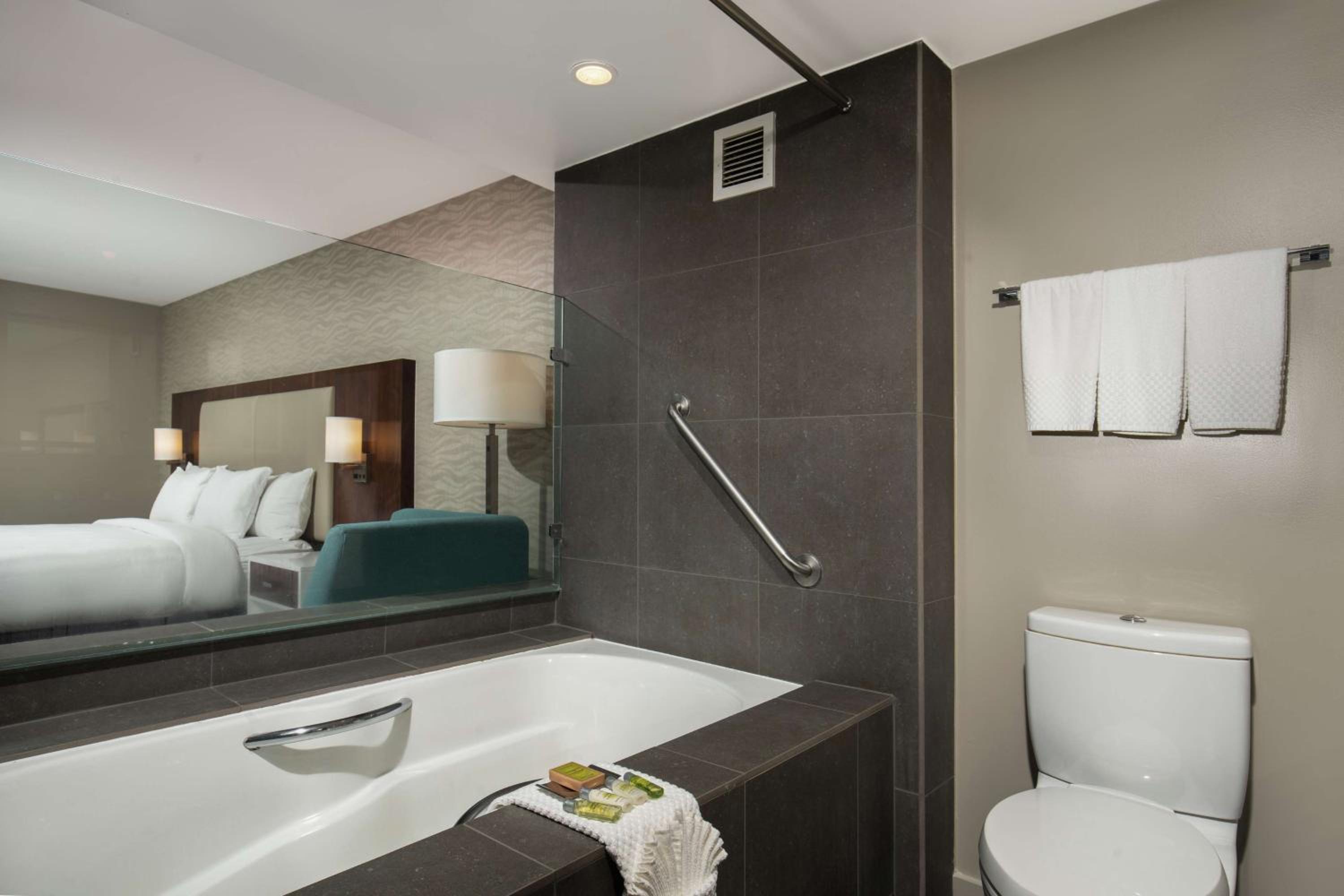 King Room with Bath Tub - Non-Smoking photo 3