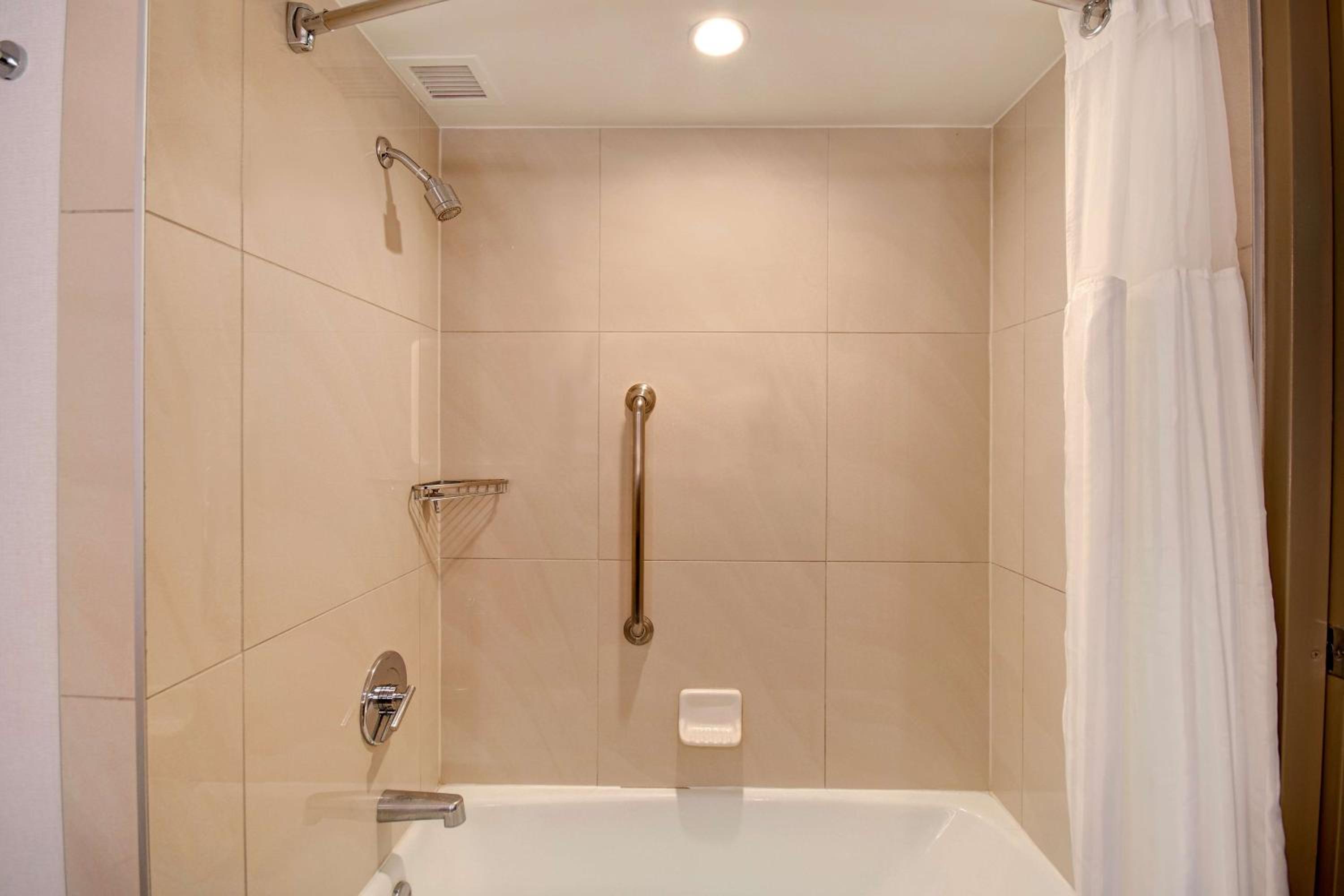 King Room with Bath Tub - Mobility Accessible/High Floor - Photo 6