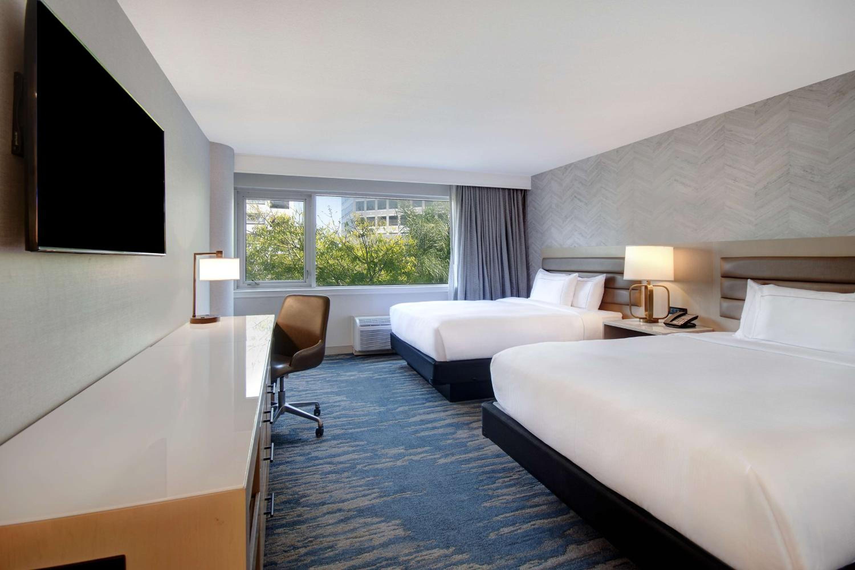 Queen Room with Two Queen Beds - Hearing Accessible/High Floor - Photo 4