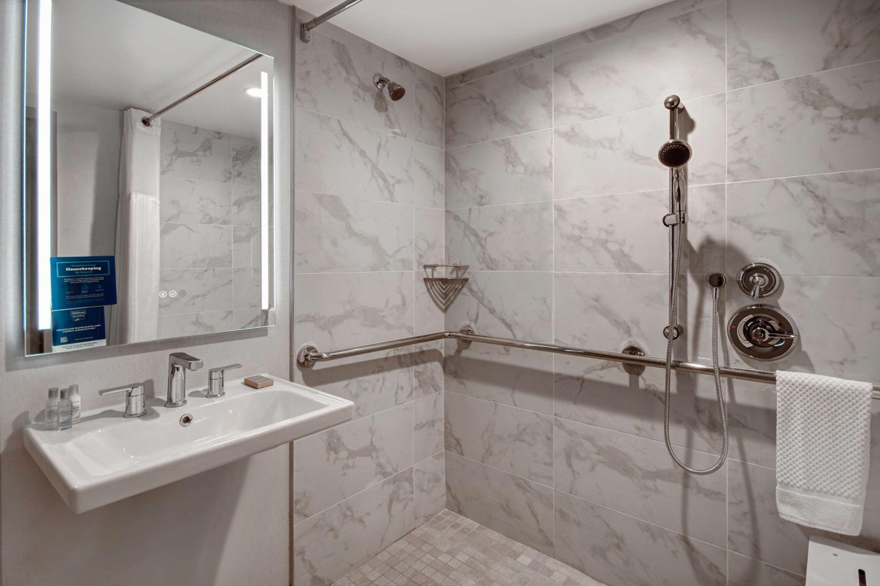 King Room with Roll-In Shower - Mobility Access - Photo 4