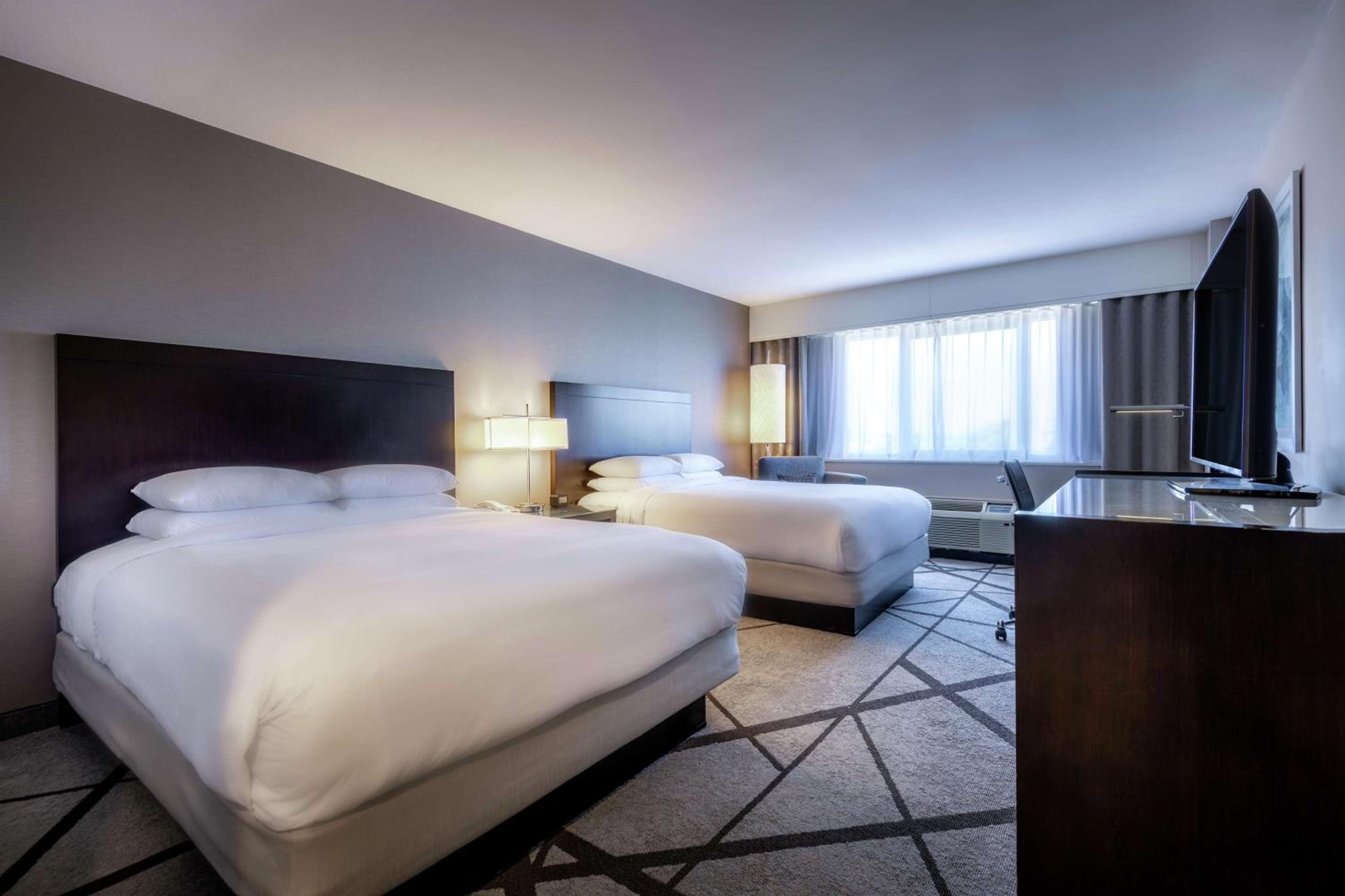 Deluxe Room with Two Queen Beds - Non-Smoking - Photo 3