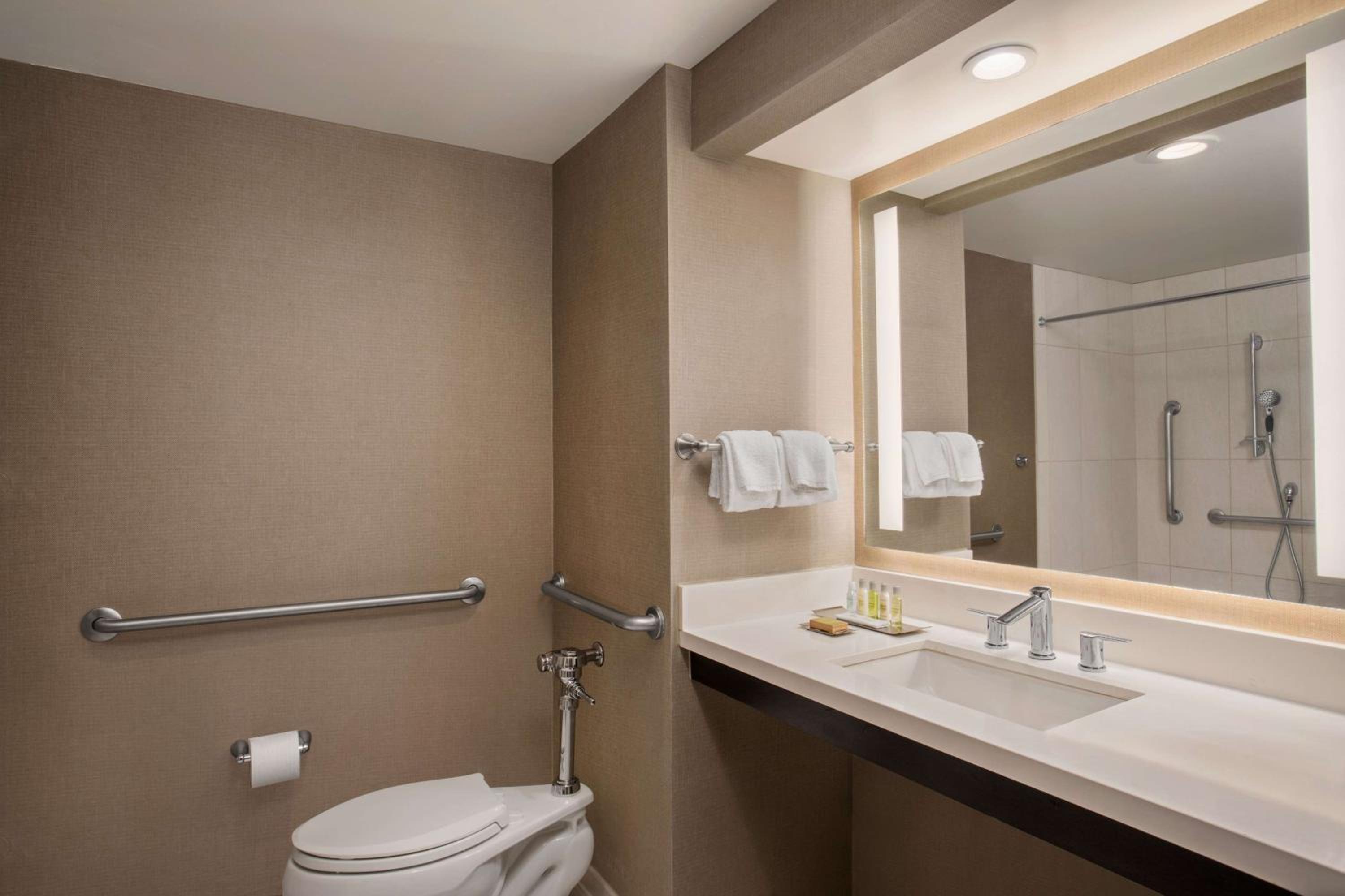 King Room Accessible Tub - Mobility Access/Non-Smoking - Photo 10