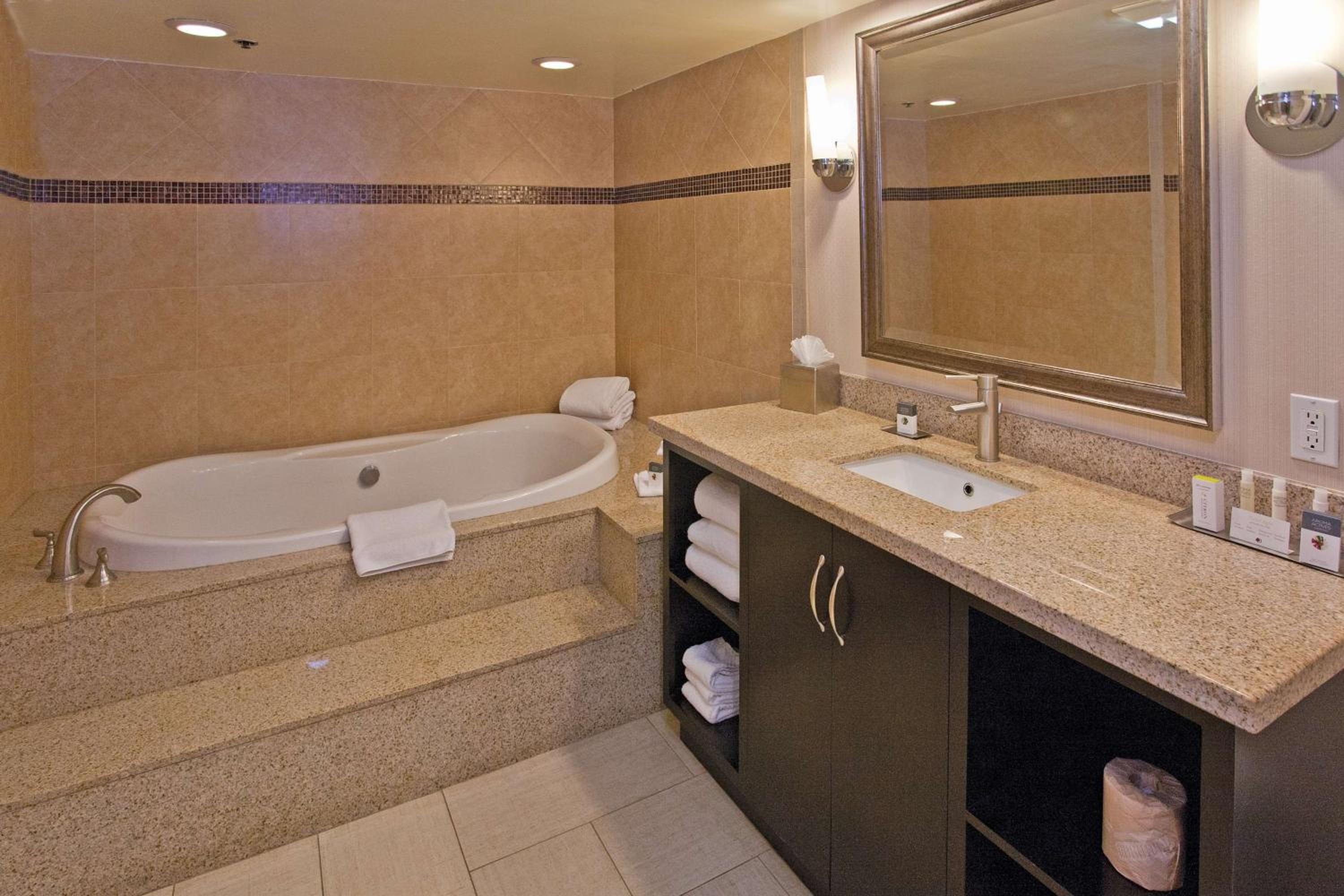 Junior King Suite - Non-Smoking - Photo 1