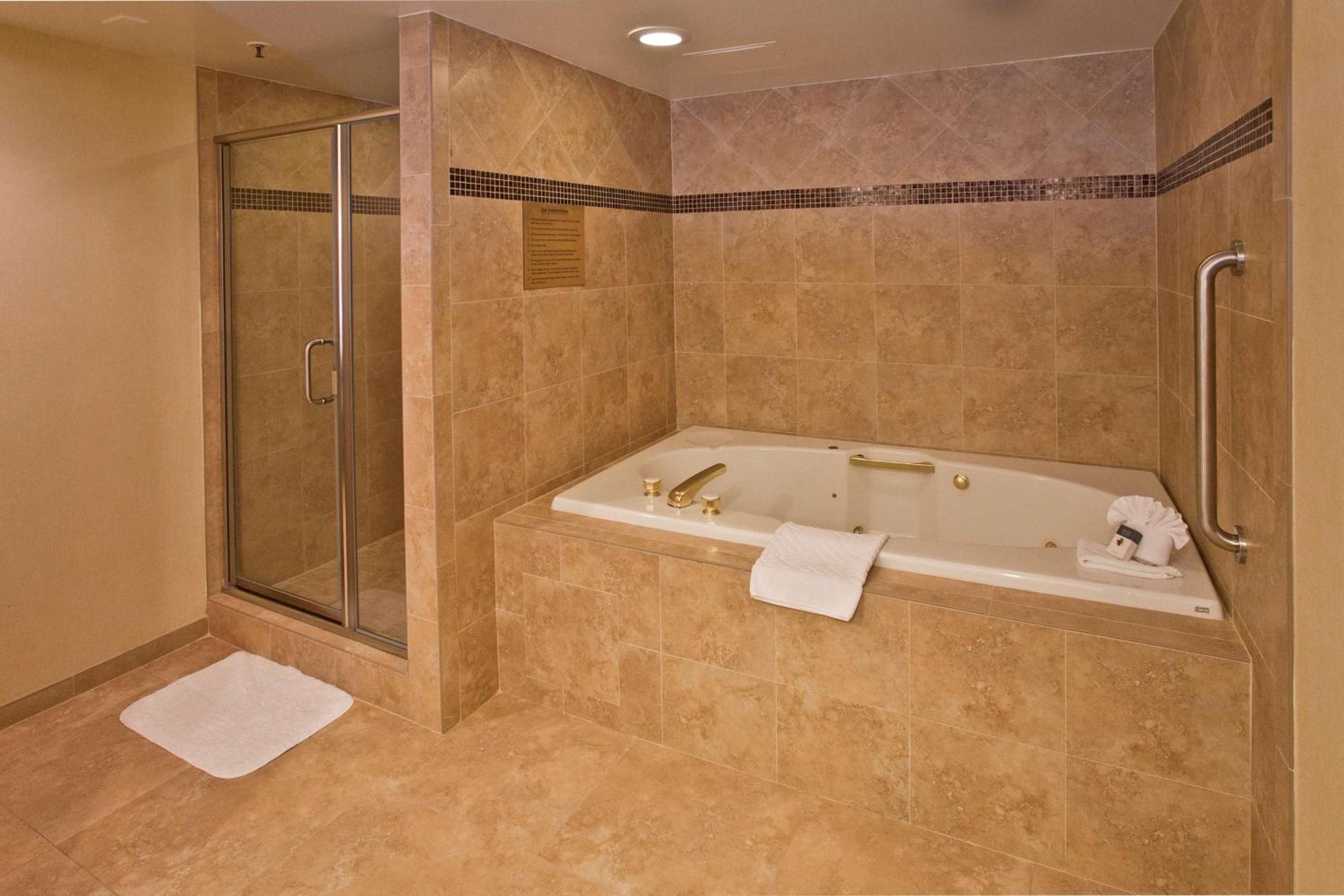 King Suite with Whirlpool - Non-Smoking - Photo 2